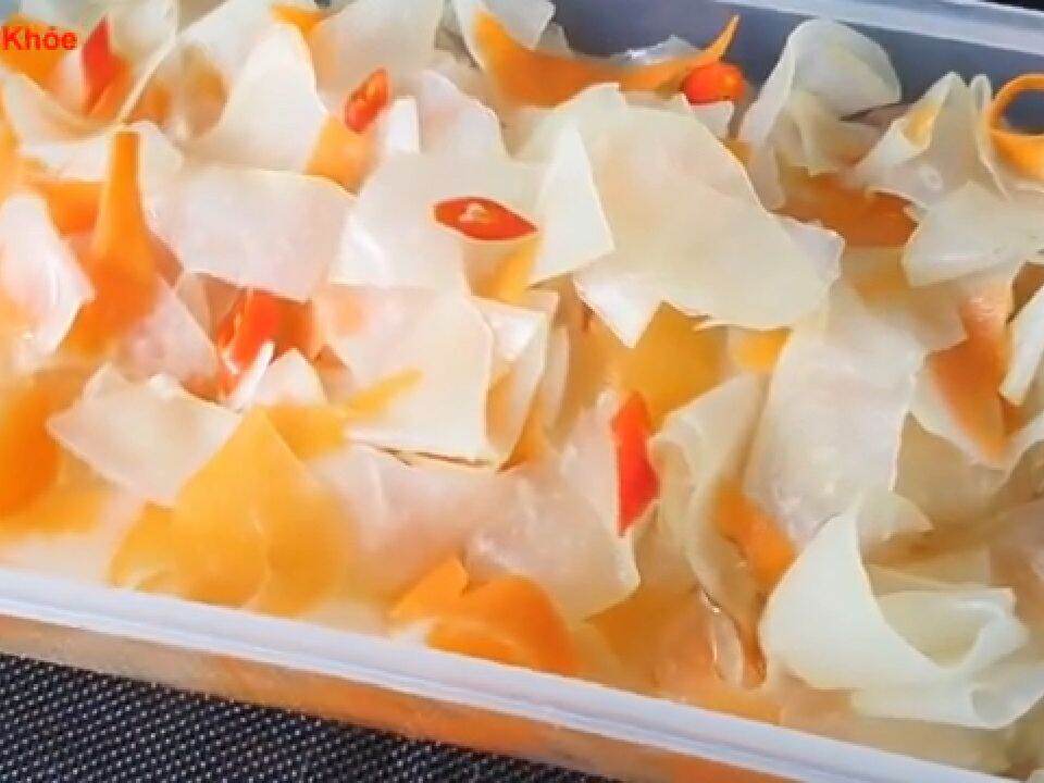 Đu đủ, cà rốt muối chua ngọt.giòn, dai vị chua ngọt vừa ăn.. ăn kèm thịt nướng, bánh tráng. cơm đều ngon. 65k/kg không cân nước