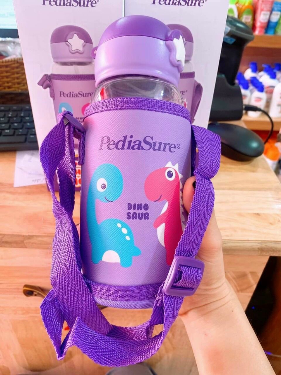 Bình nước uống có ống hút và dây đeo Pediasure
