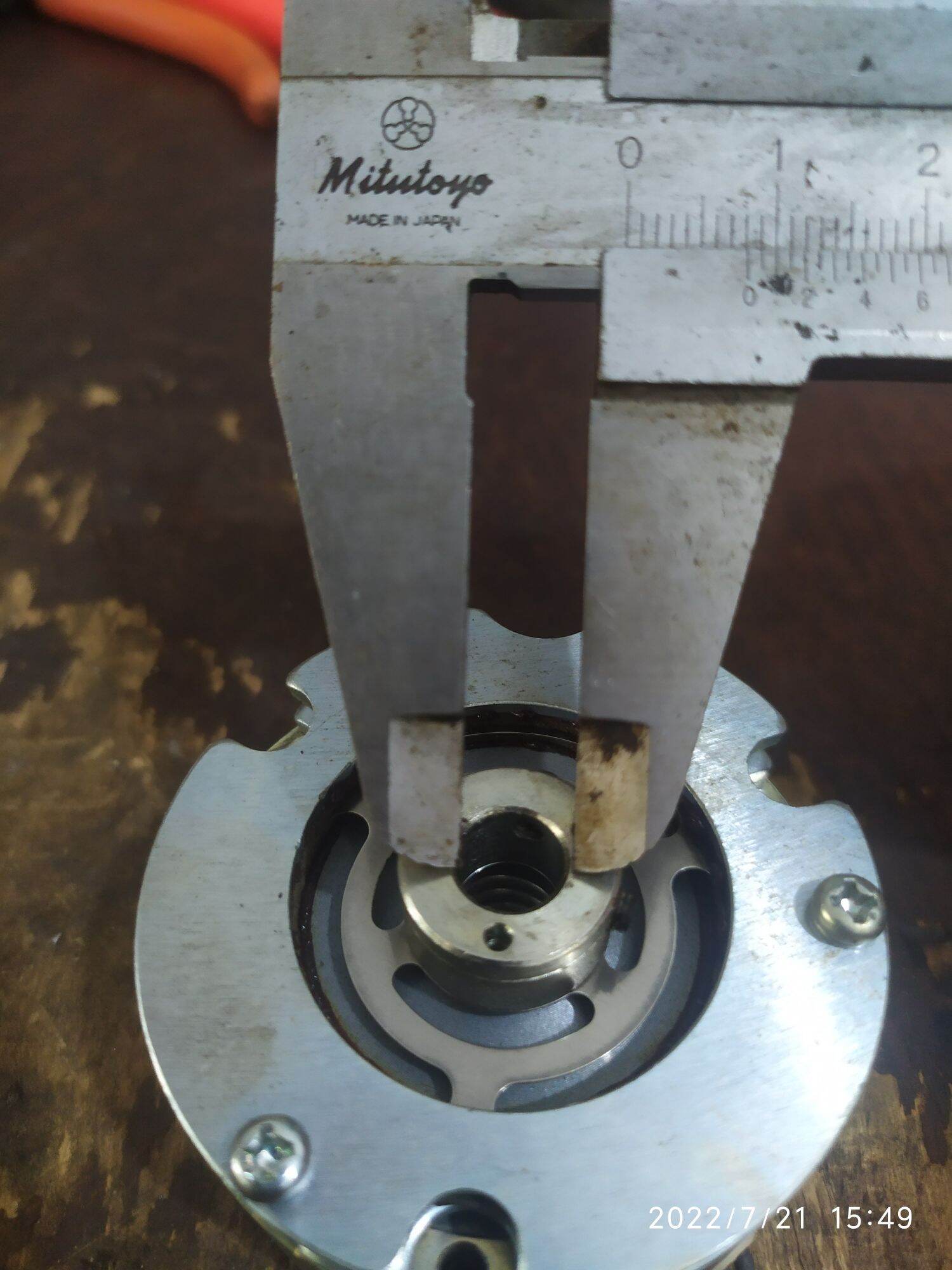 Thắng từ 90v lỗ 8mm tháo Servo