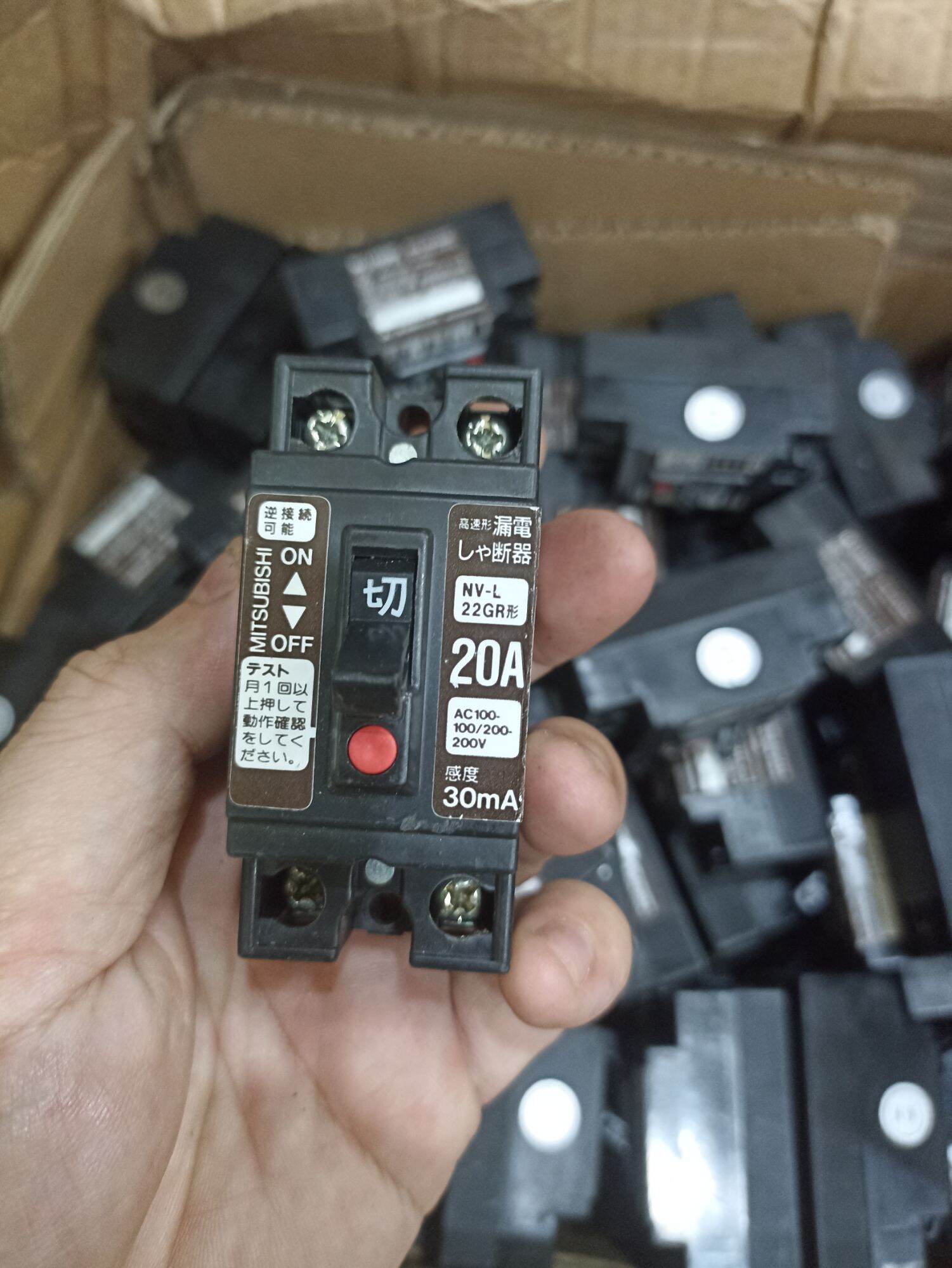 cb chống giật 20A mitsubishi