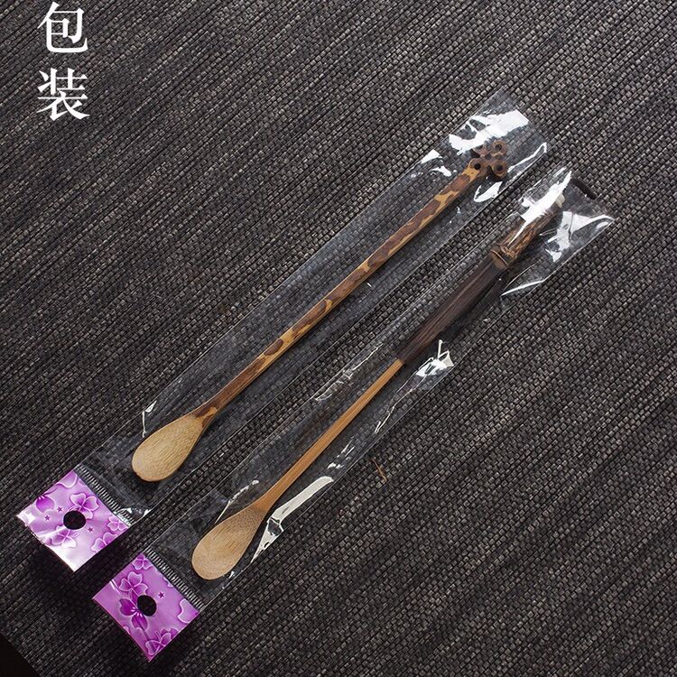 Muỗng tre múc bột Trầm, lùa trà.