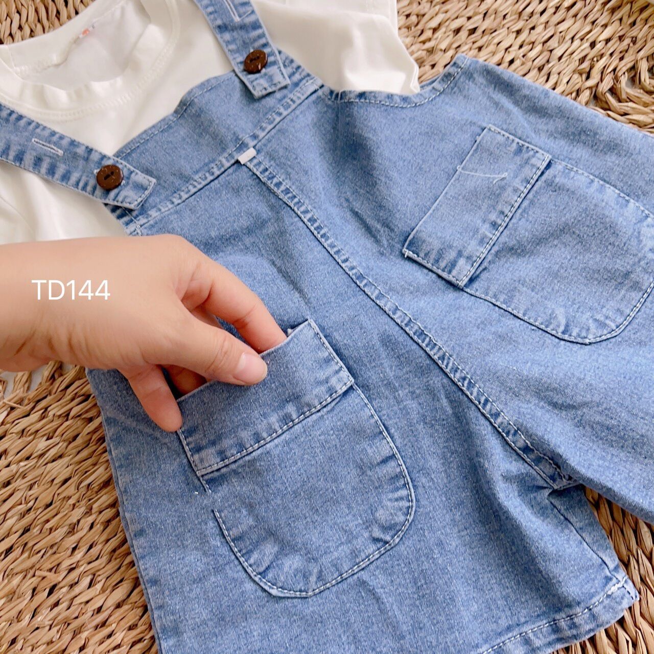Set yếm jean phối áo thun cotton cho bé gái