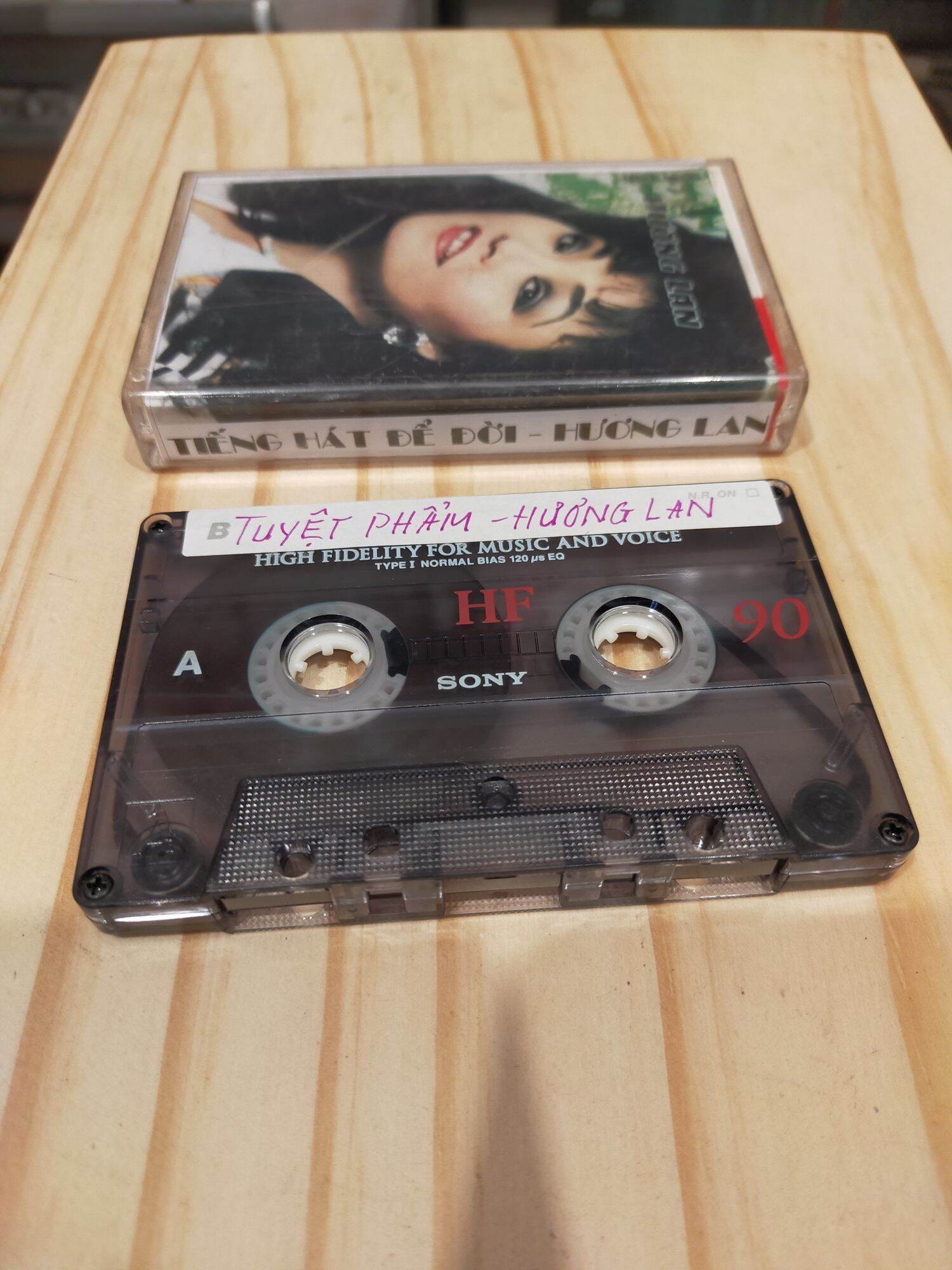 1 băng cassette SONY 90s tiếng hát hương lan( lưu ý: đây là băng cũ