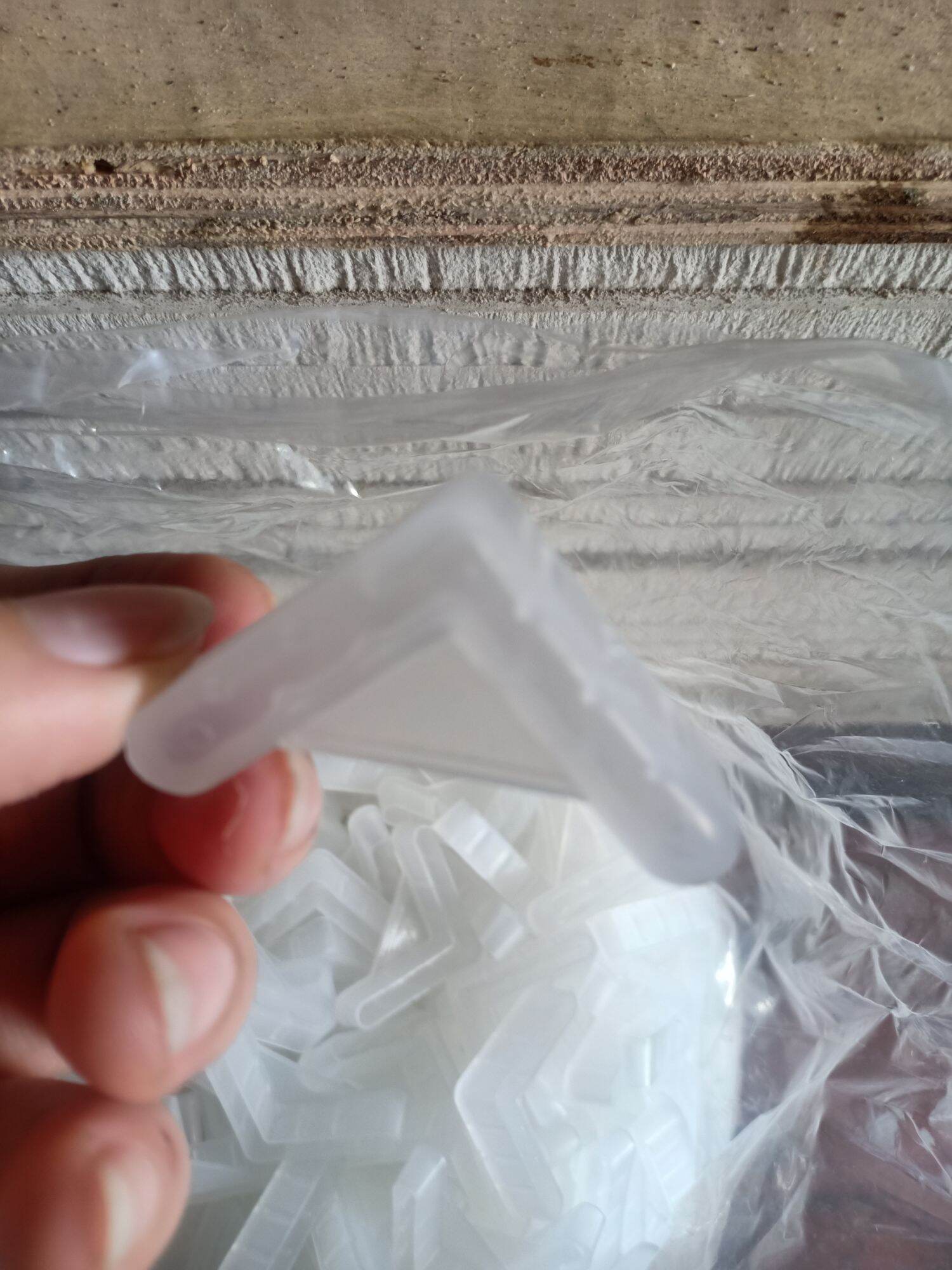 [8 chân nhựa] chân nhựa sắt v lỗ 3*3