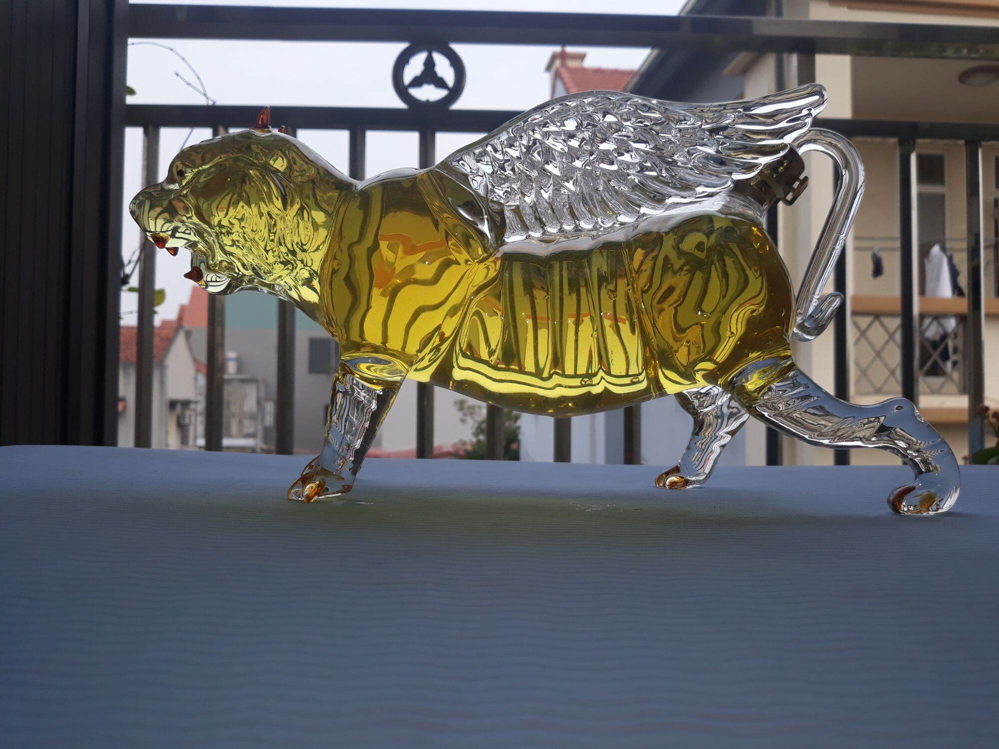 Vỏ bình thủy tinh hình con hổ mọc thêm cánh