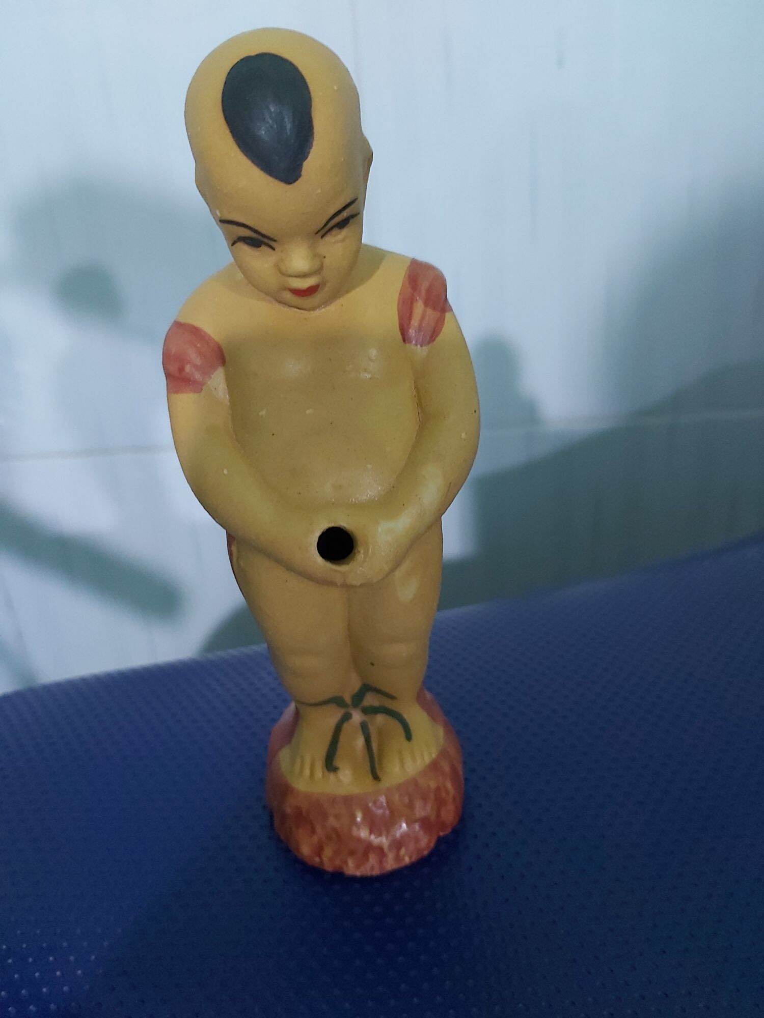 Chú tiểu đứng tè