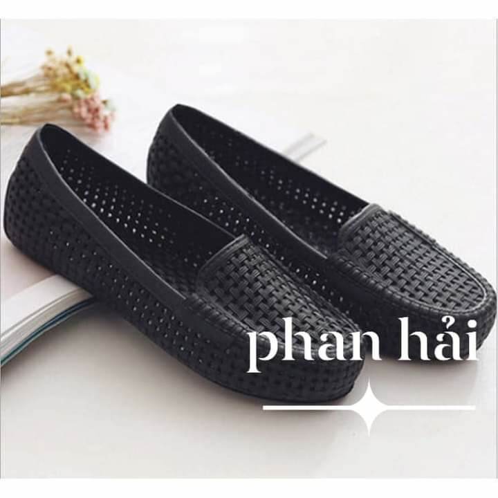 Giày nhựa nữ đi mưa siêu lỗ 2 màu đen trắng