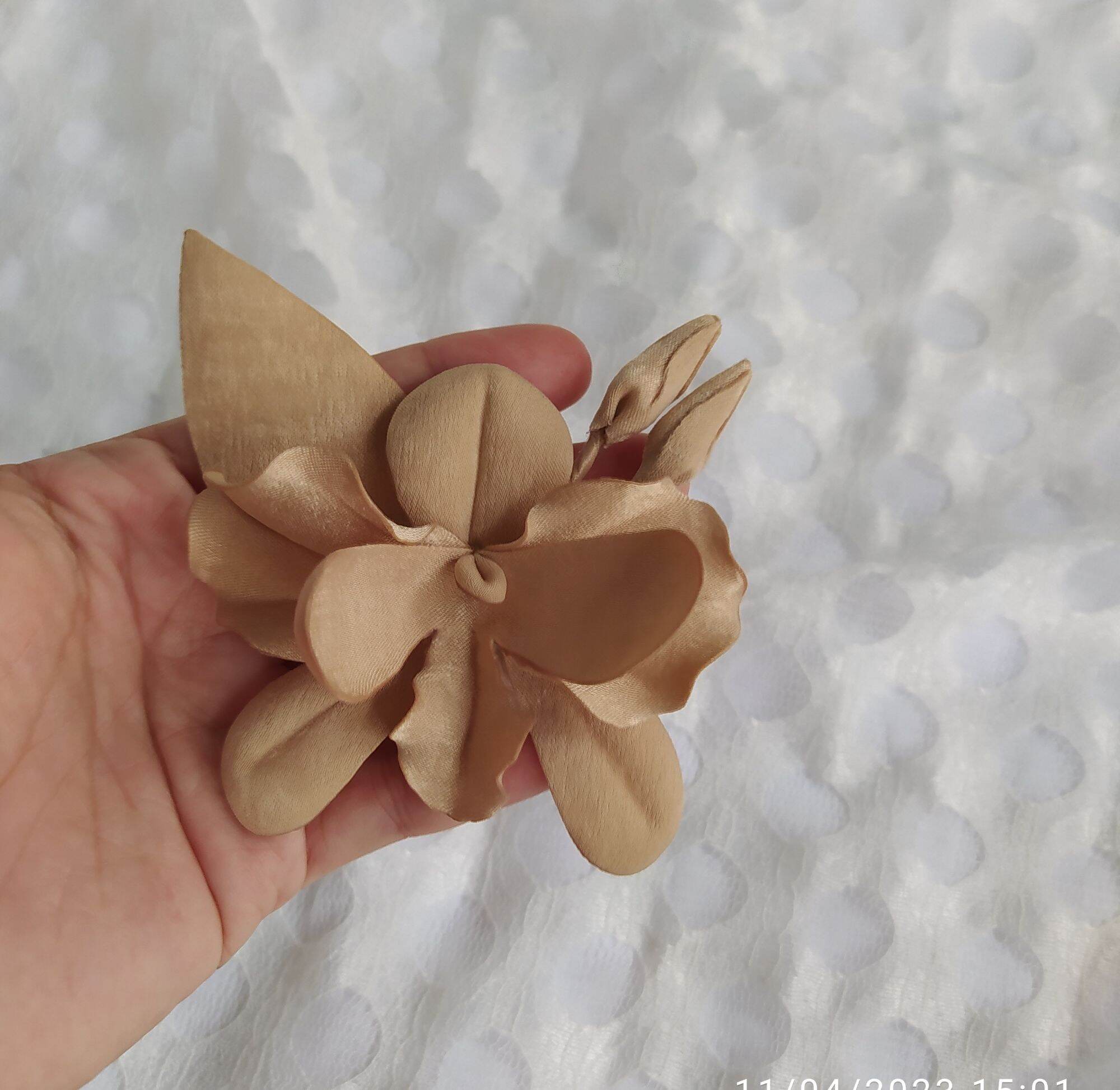 Hoa lan cài áo handmade Canto màu be