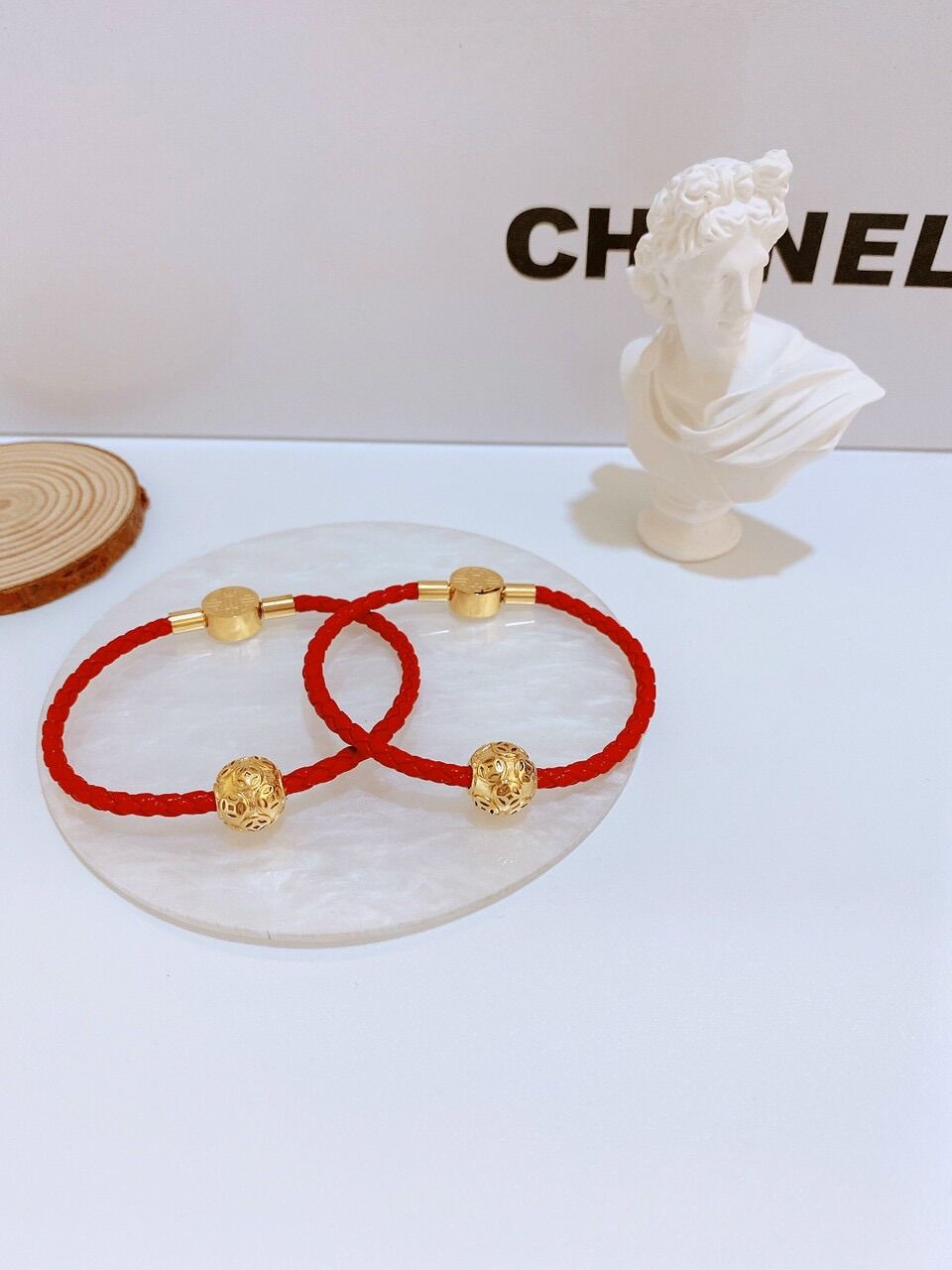6880 - Lắc tay titan dây đỏ charm túi tiền (màu vàng)
