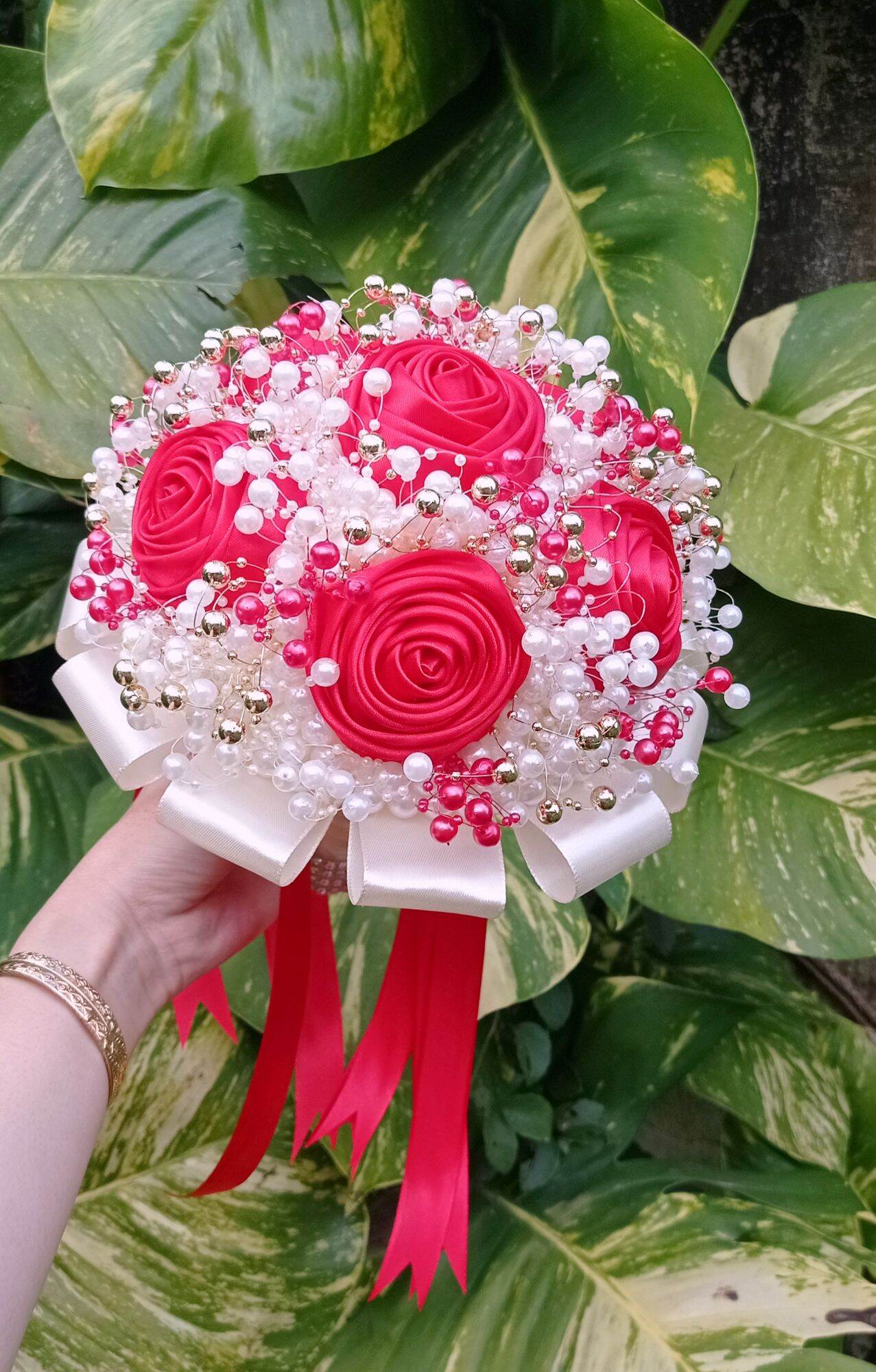Hoa cưới ngọc trai phối hoa lụa màu đỏ