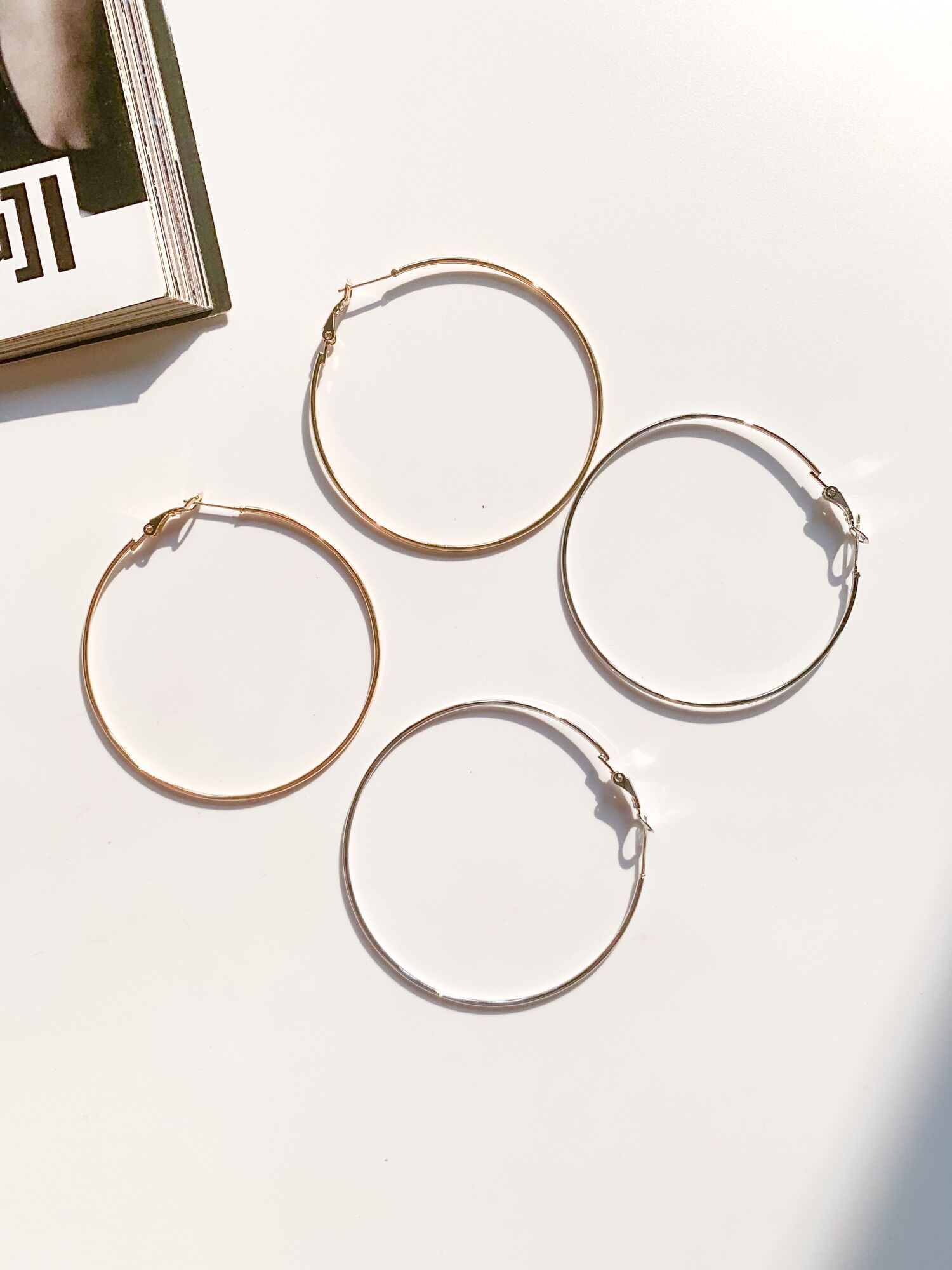 Khoen tròn hoop earrings 6cm chuôi bạc s925 (màu vàng & bạc)