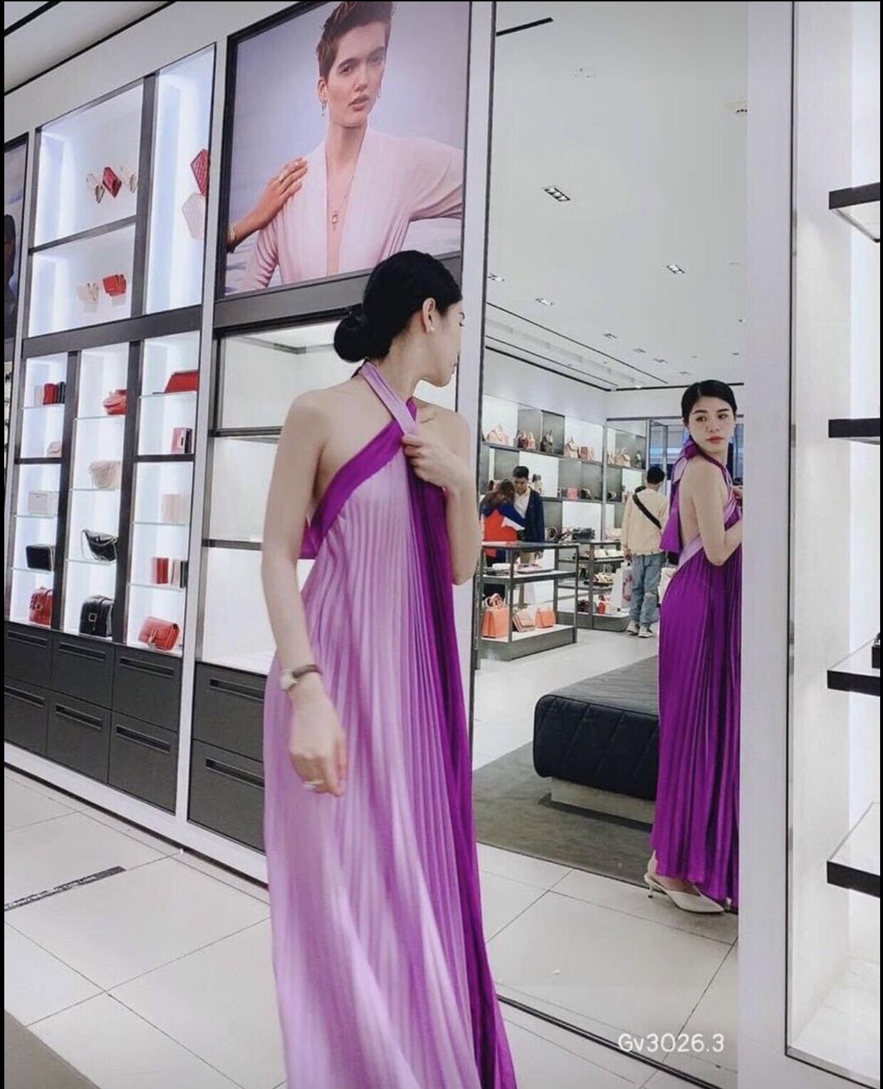 Đầm maxi dập ly cổ yếm phối màu hở lưng ,freesize