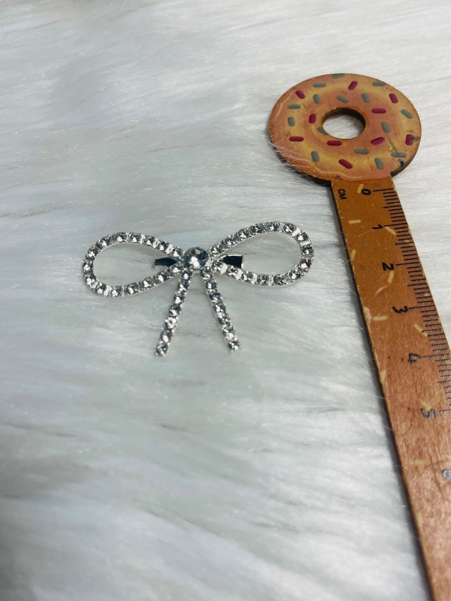 Cài áo nơ đính đá. KT 3x5cm