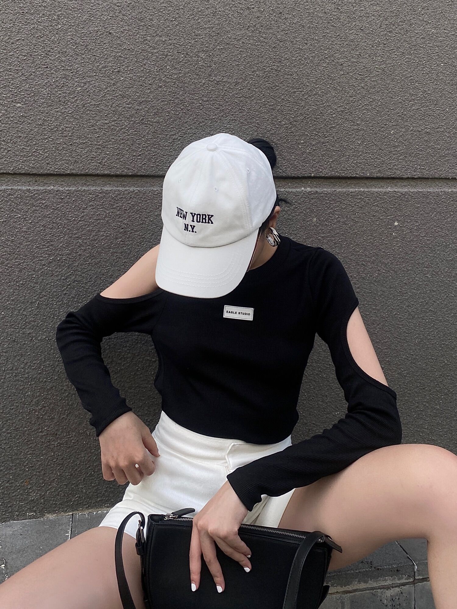 CUT OUT TOP Áo tay dài cắt xẻ Eagle Studio
