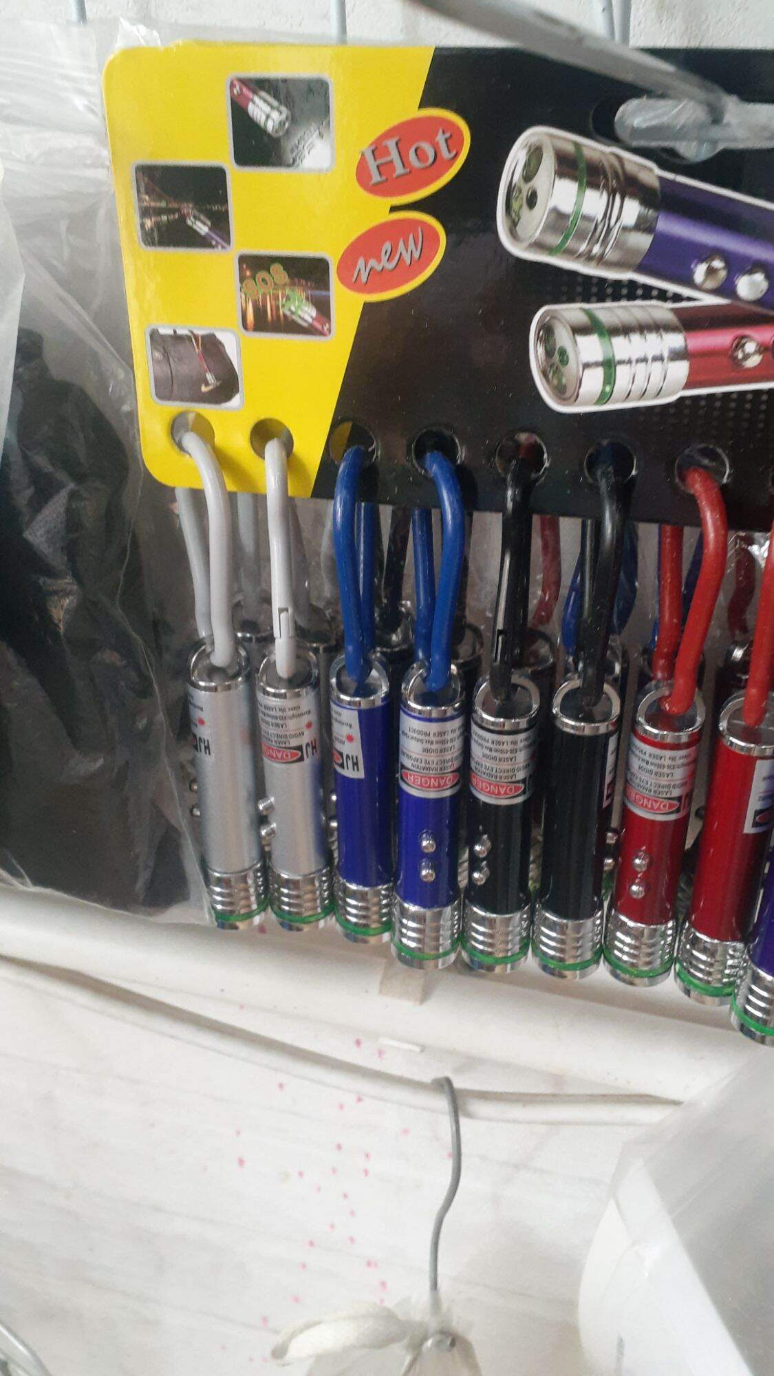 Đèn Laser 4 chức năng( đèn pin, tia laser,rọi tiền giả,móc khóa) kèm 3 pin