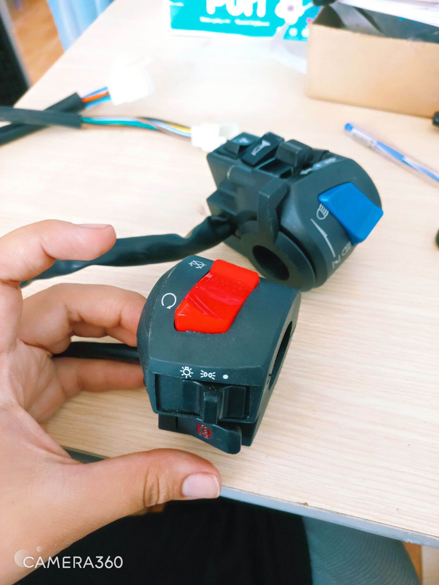 CÙM CÔNG TẮC XANH ĐỎ XE BA GÁC