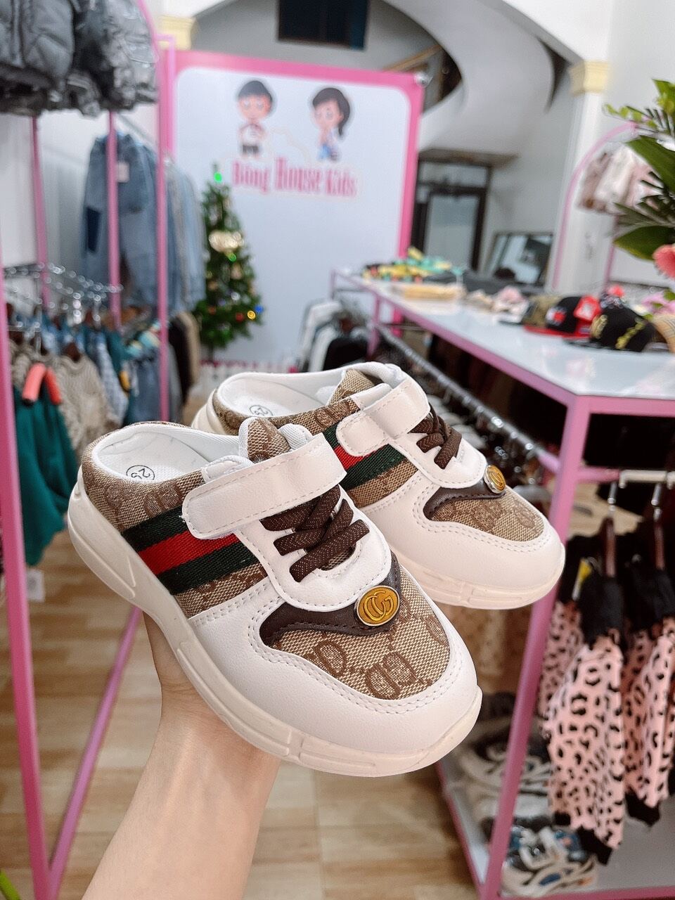 Sục giày Gucci cho bé yêu