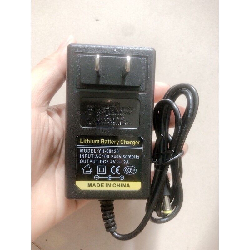 Sạc 2s 8,4v 2a vuông, chuyên sạc pin li-ion 7,2v-8,4v, có đèn báo đầy.