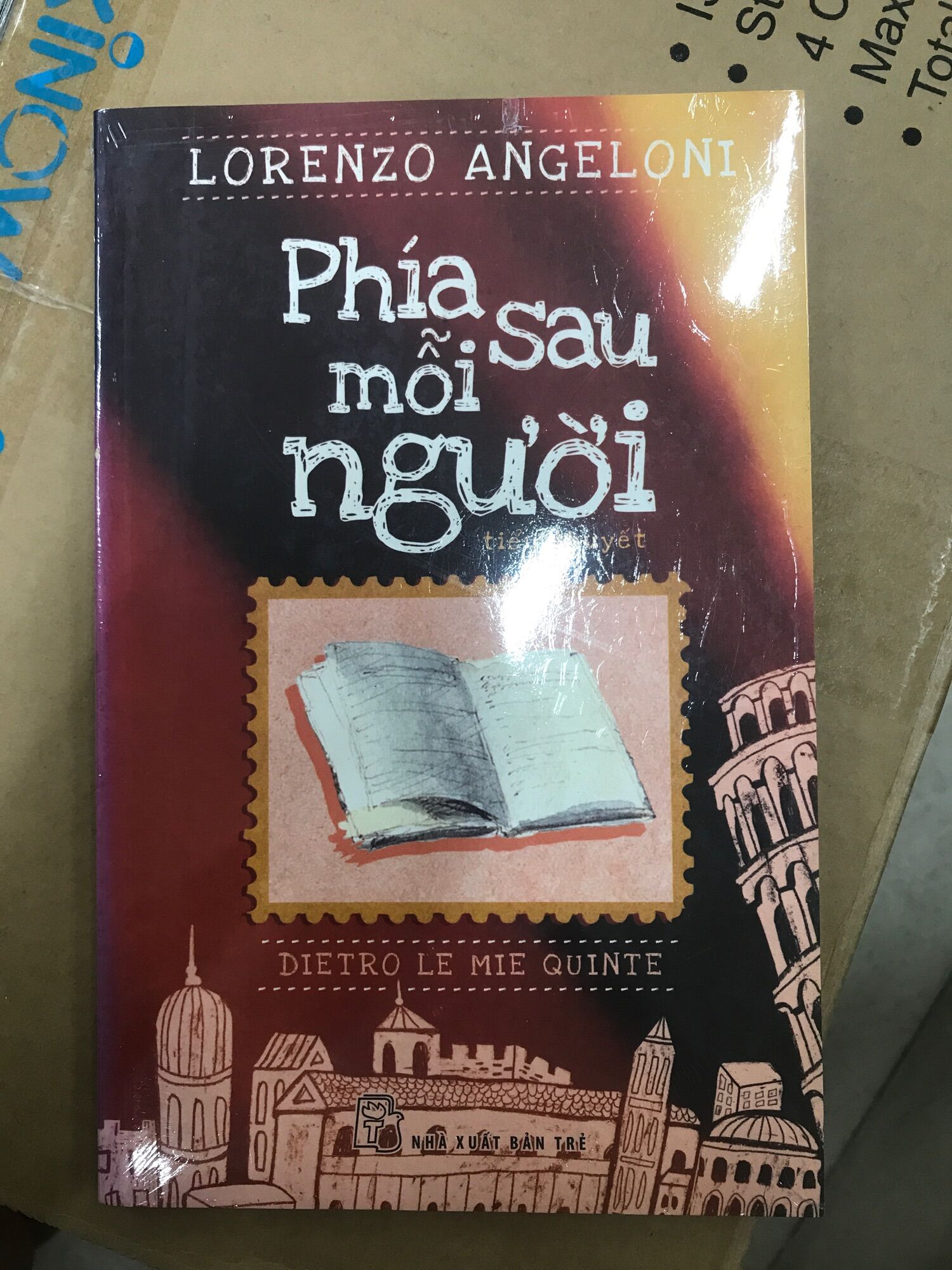 Phía sau mỗi người