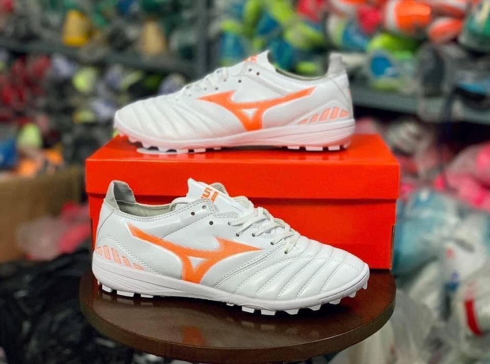 Giày bóng đá Mizuno