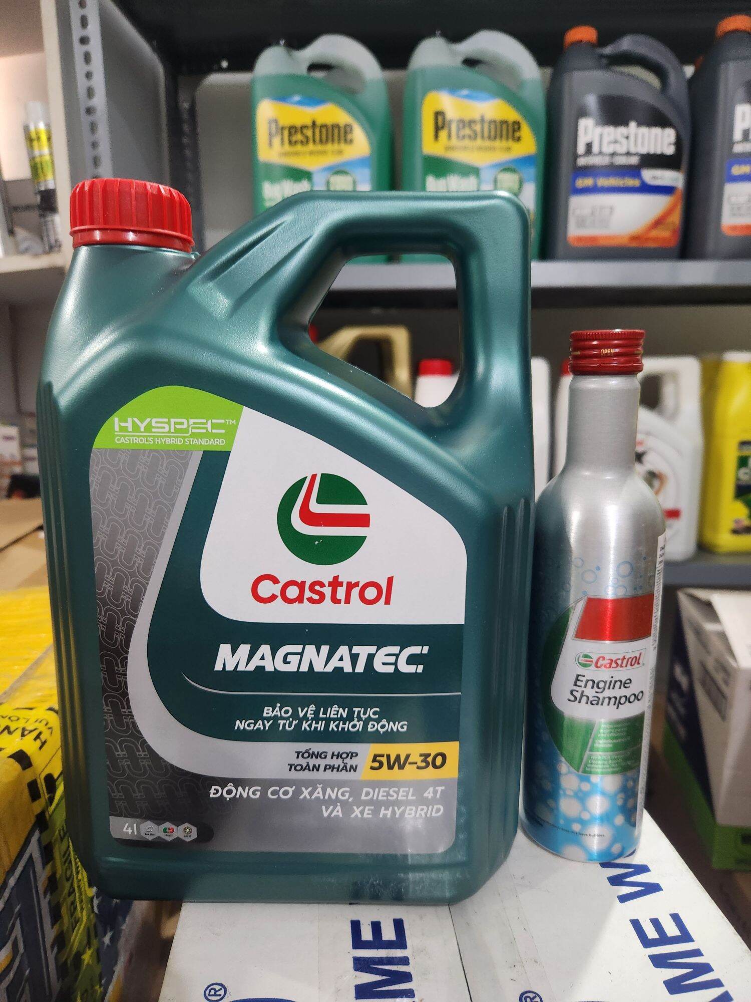 Combo dầu nhớt Castrol 5w30 và Dung dịch làm sạch CASTROL ENGINE SHAMPOO