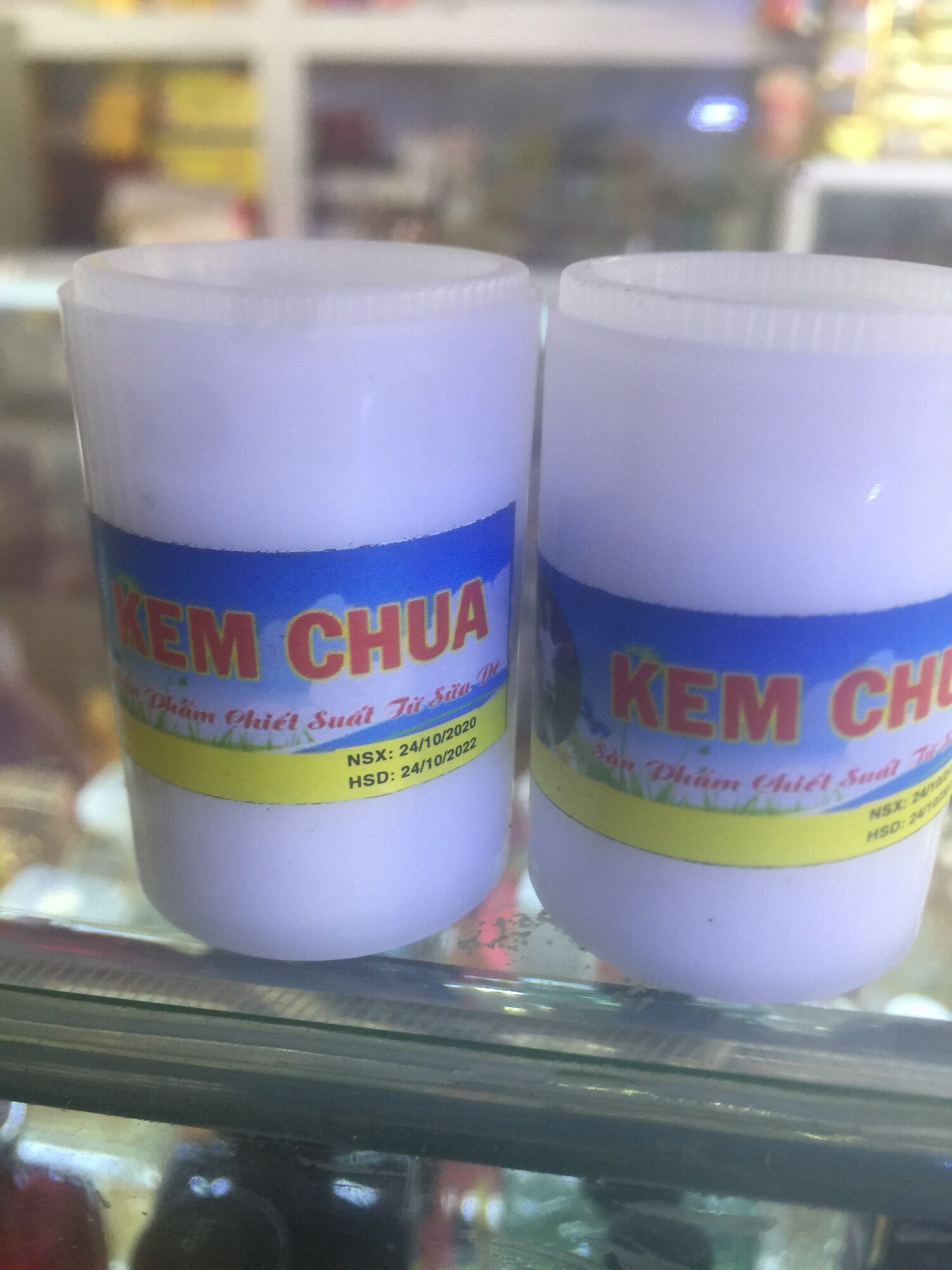 Hai hộp Kem Chua