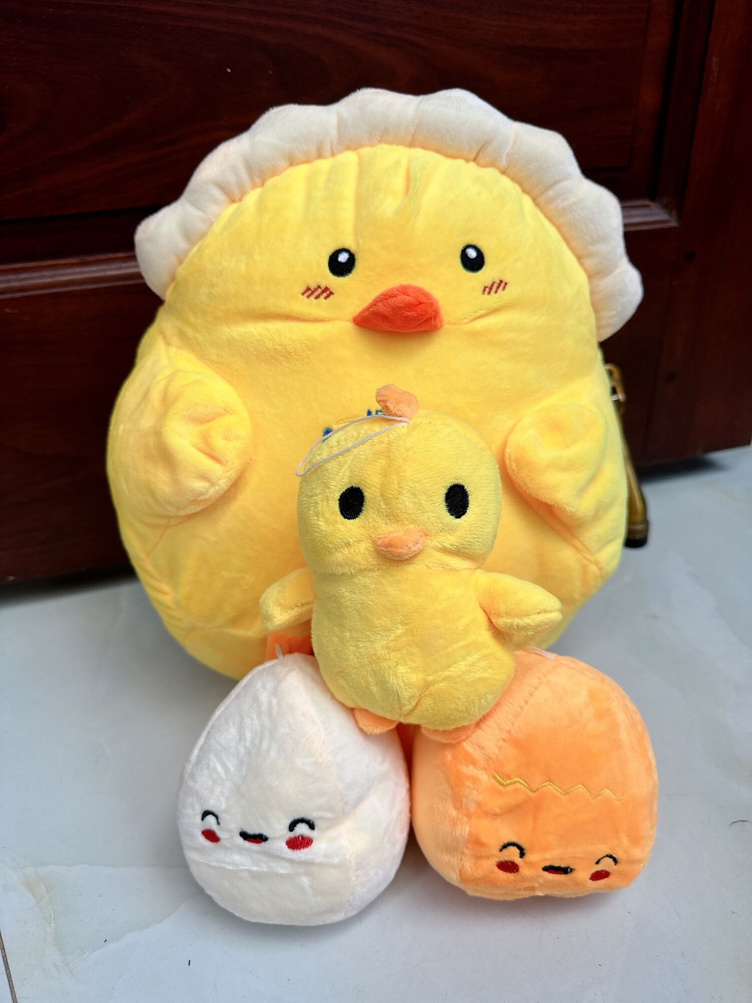 Gối ôm gà mái ấp trứng