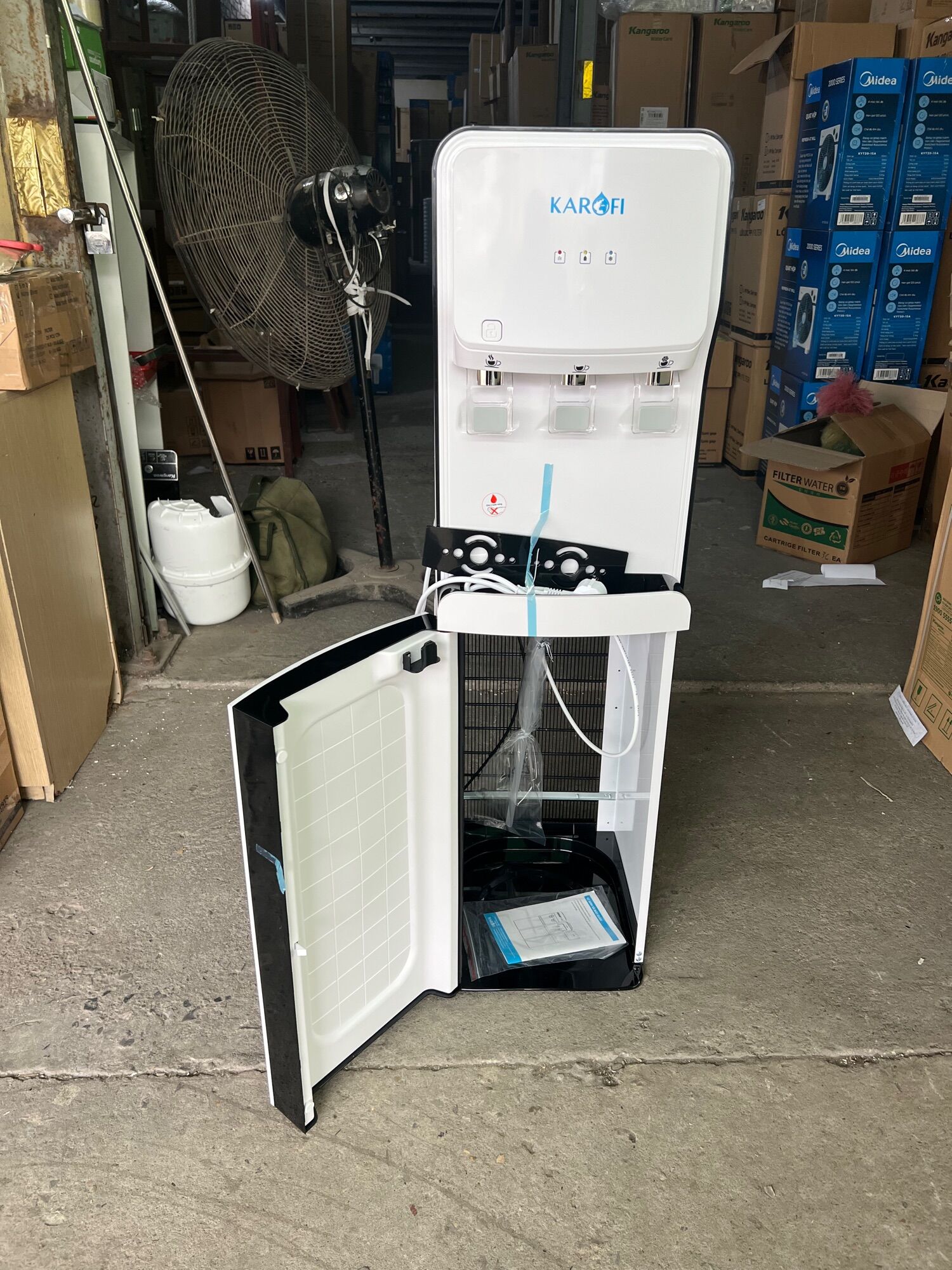 Cây nước nóng lạnh hút bình Karofi HC18