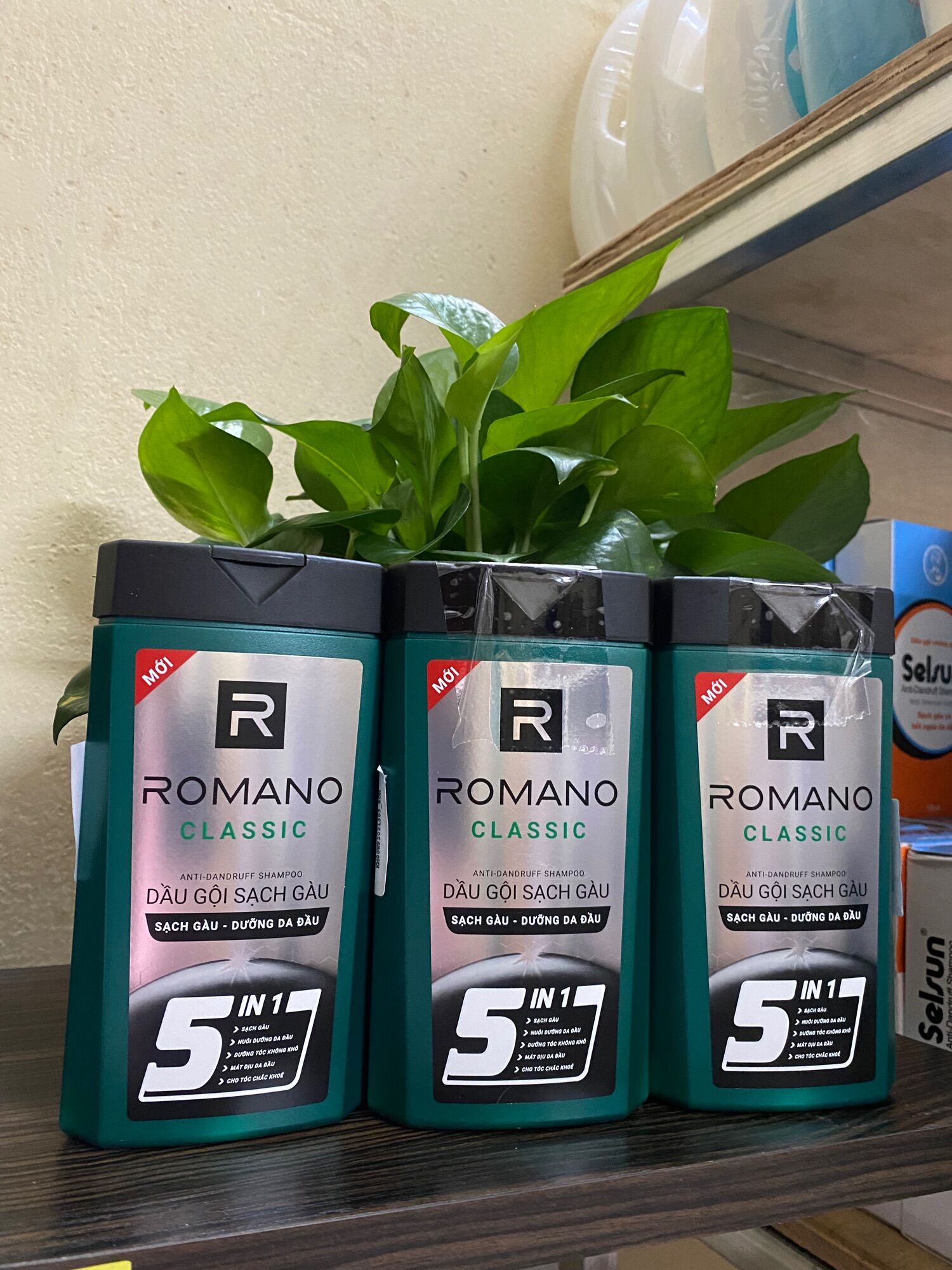 Dầu gội sạch gàu Romano hương nước hoa 180g