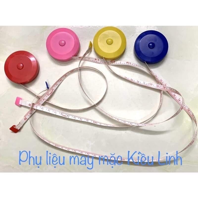 Thước cuộn 2 mặt là cm và inch dài 150cm, có nút bấm rút dây rất tiện dụng