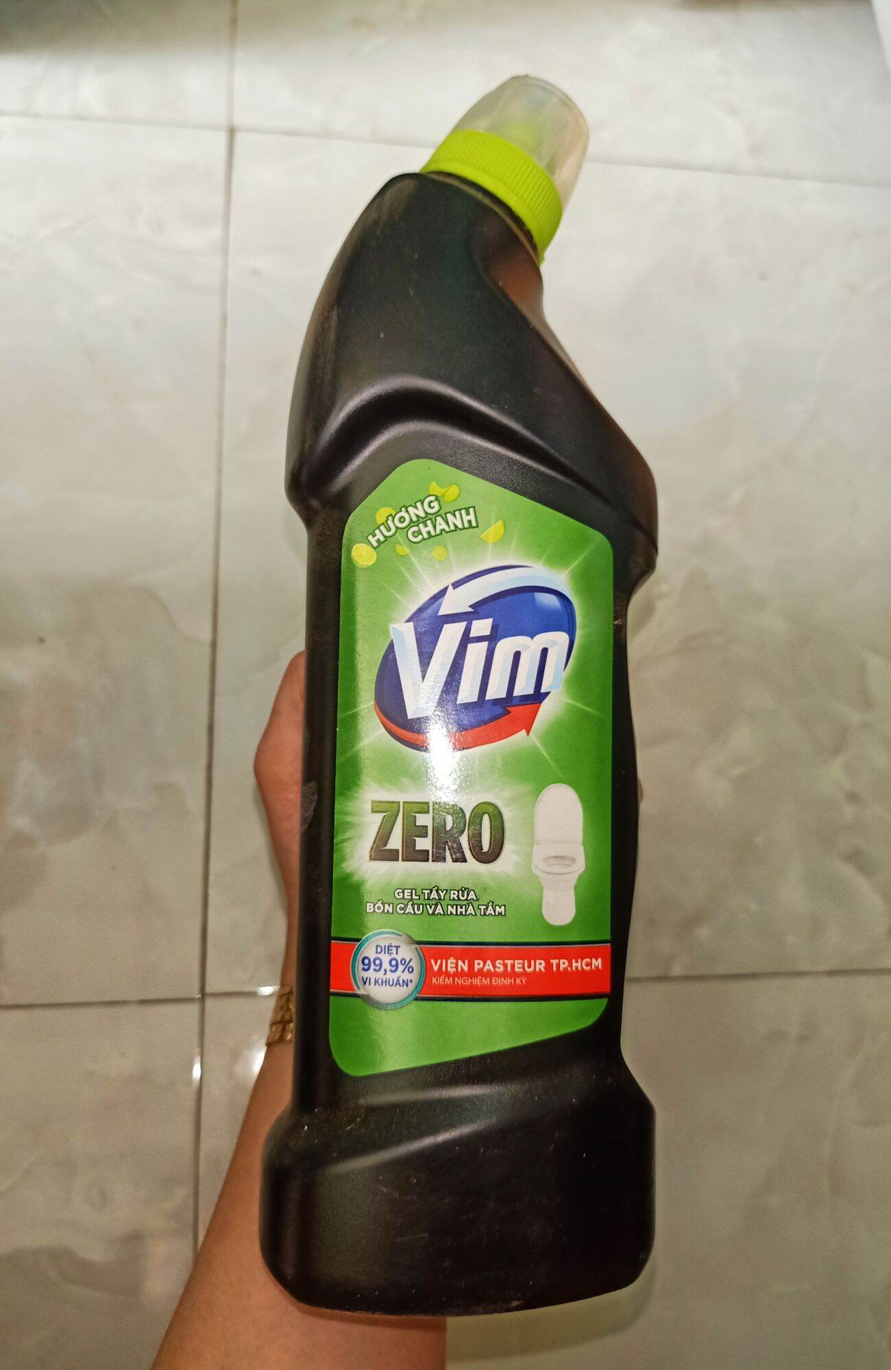 1 chai vim đen tẩy bồn cầu siêu sạch
