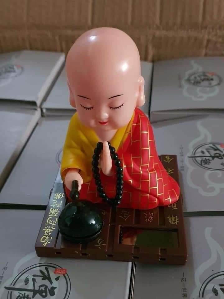 Chú tiểu gõ mõ tụng kinh
