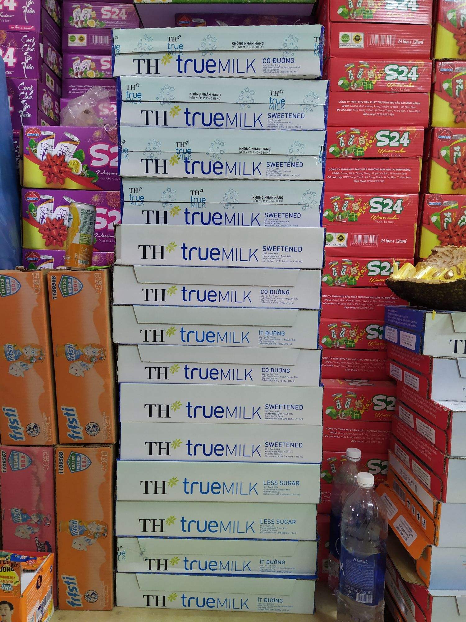 Thùng sữa TH truemilk 48 hộp x 110ml, ít đường, có đường