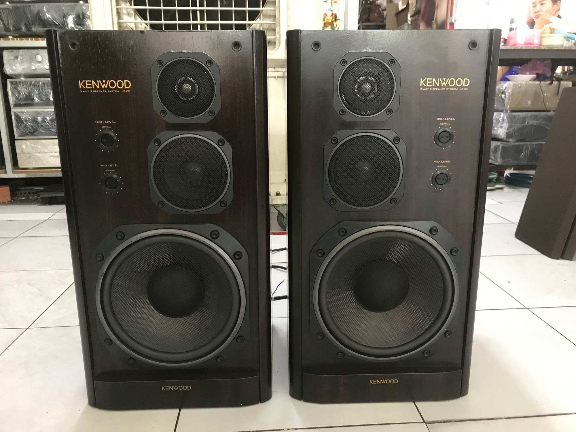Freeship Cặp Loa Kenwood LS-05 có thiết kế 3 đường tiếng 1 Bass 25cm màng carbon và 1 Mid và 1 Treble dome