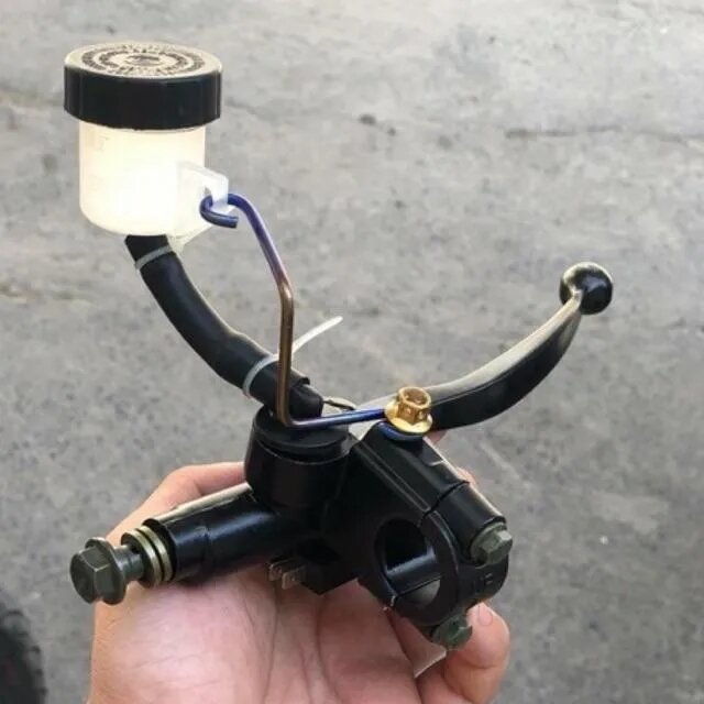 Cùm tay dầu thắng đĩa bình dầu rời tặng pát titan và dầu thắng lắp mọi loại Xe Máy. - Sản Phẩm Chất Lượng, Gian Hàng Uy Tín, Giá Cả Cực Tốt, Mua Ngay.