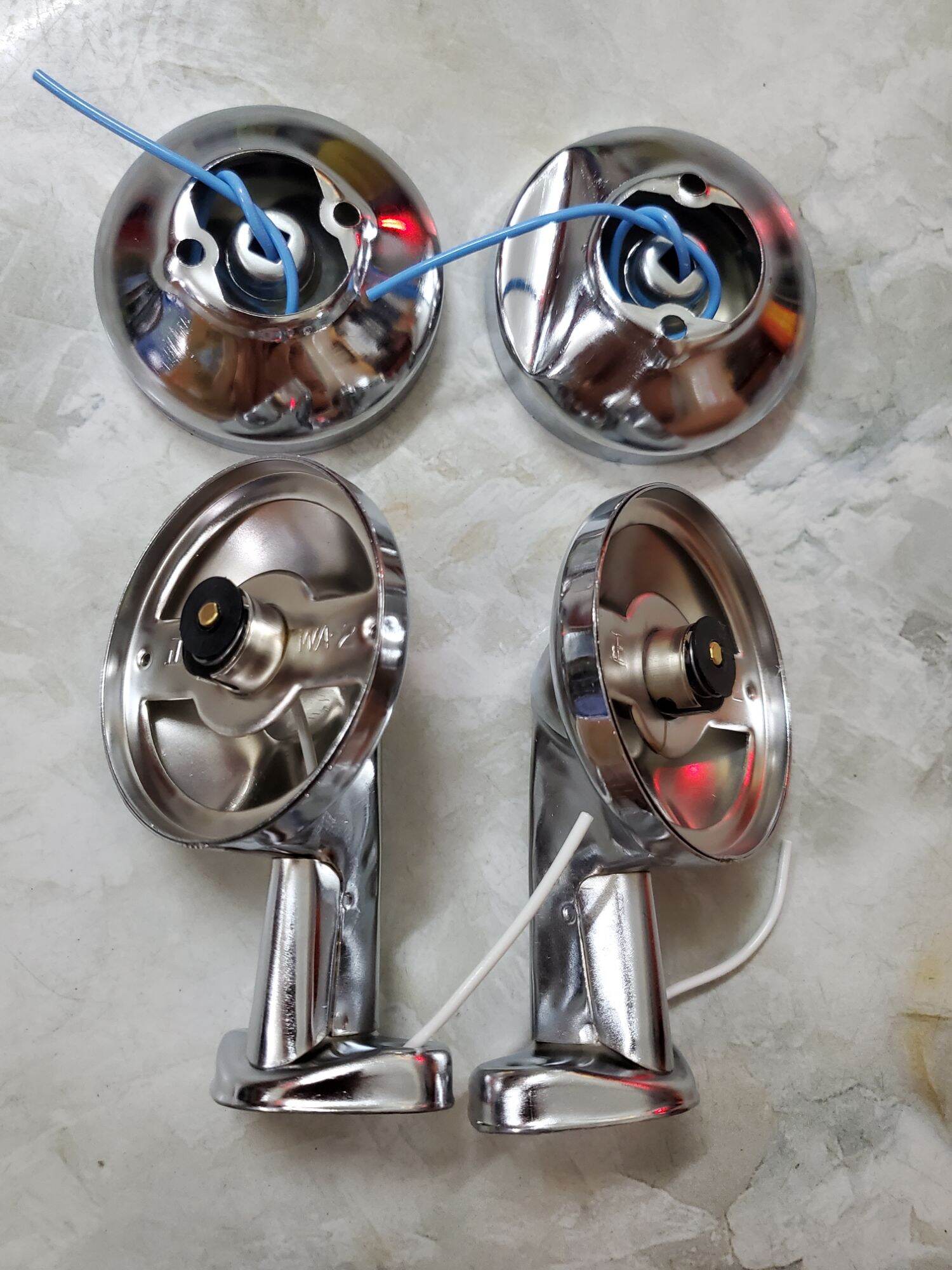 Đế đèn xi nhan trước và sau xe Cúp 81.