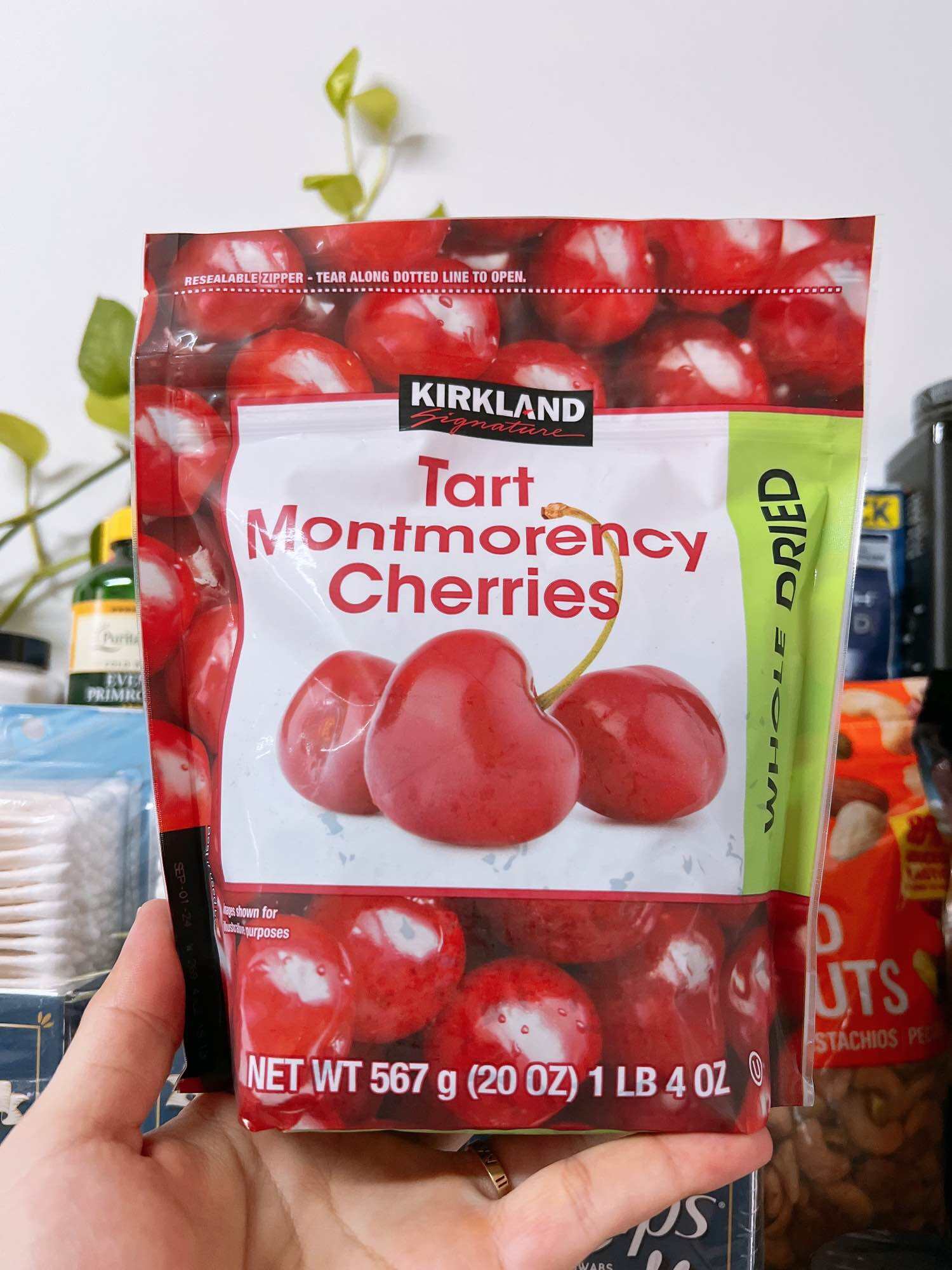 Trái cherry sấy khô Kirkland Signature Tart Montmorency Cherries 567g của