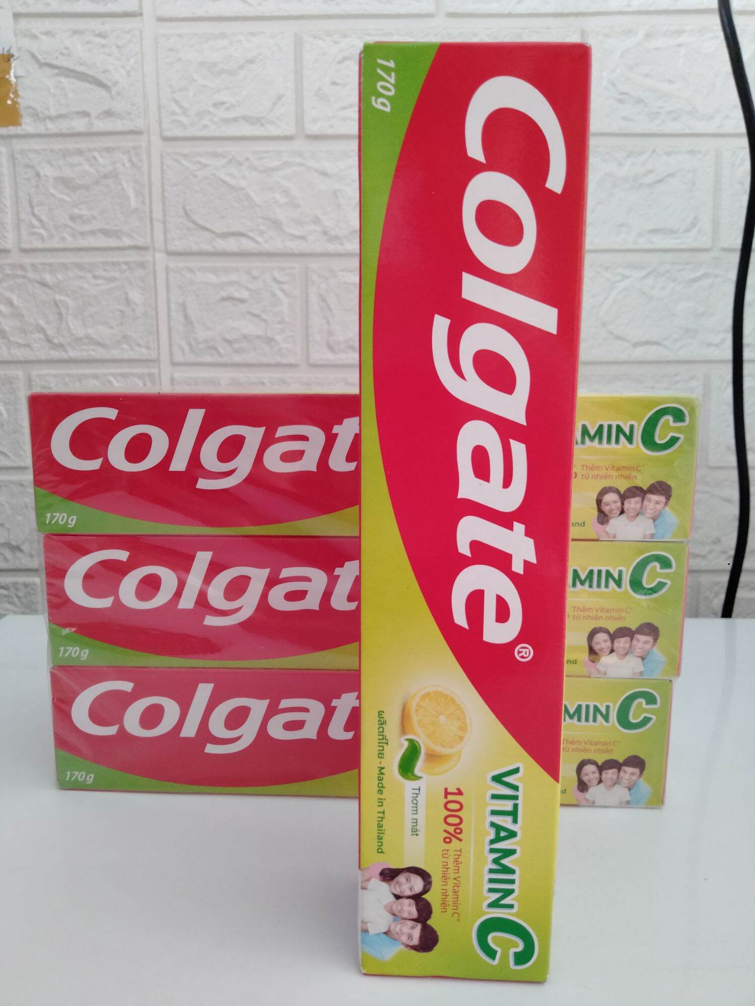 Kem đánh răng Colgate thơm mát Vitamin C 170g