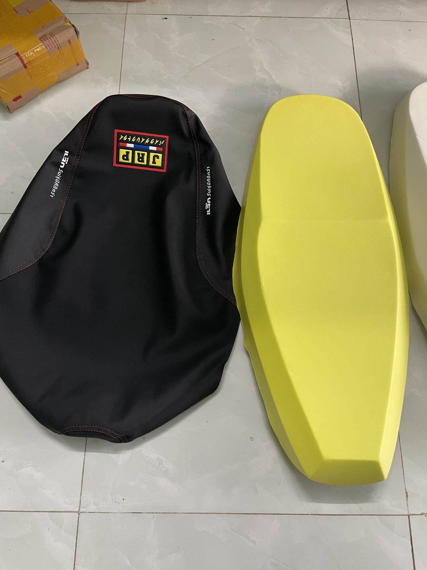 Yên 2 tầng Sirius 50-110 form mỏng da tem lửa, dio. Có lẻ Mút + da yên