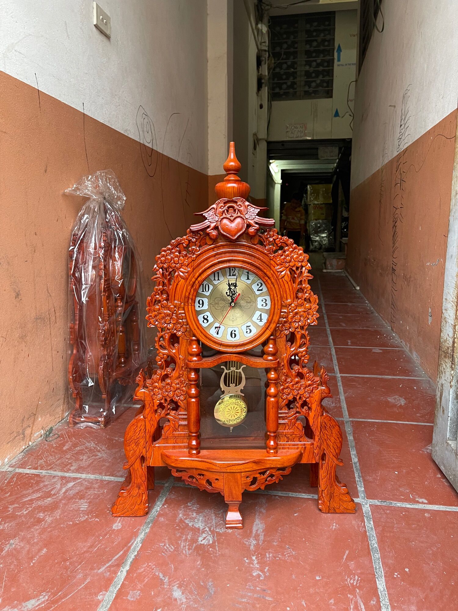Đồng hồ để bàn gỗ hương cao 70