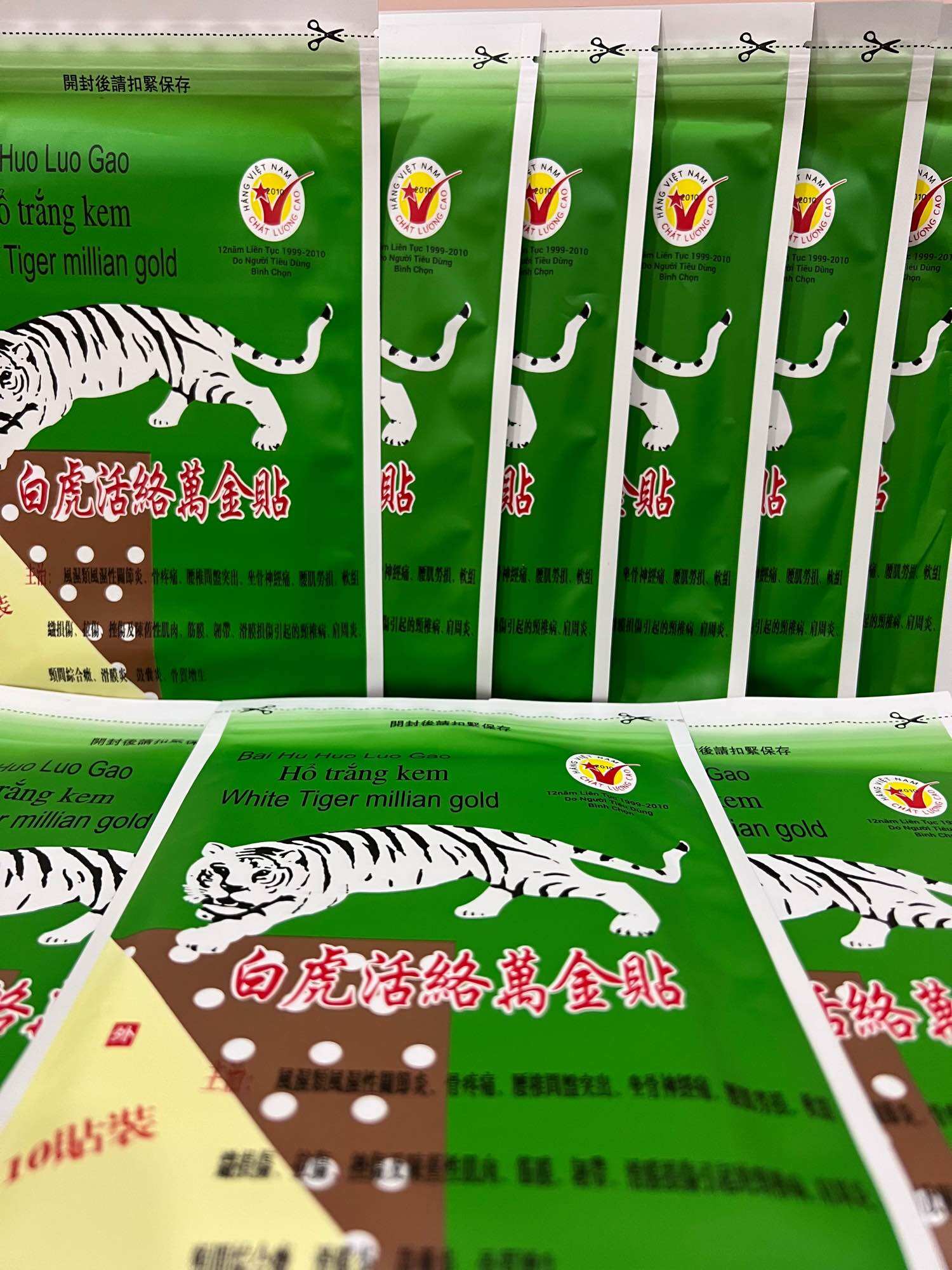 Miếng dán xương cốt Hổ Trắng Kem (Bai Hu Huo Luo Gao)