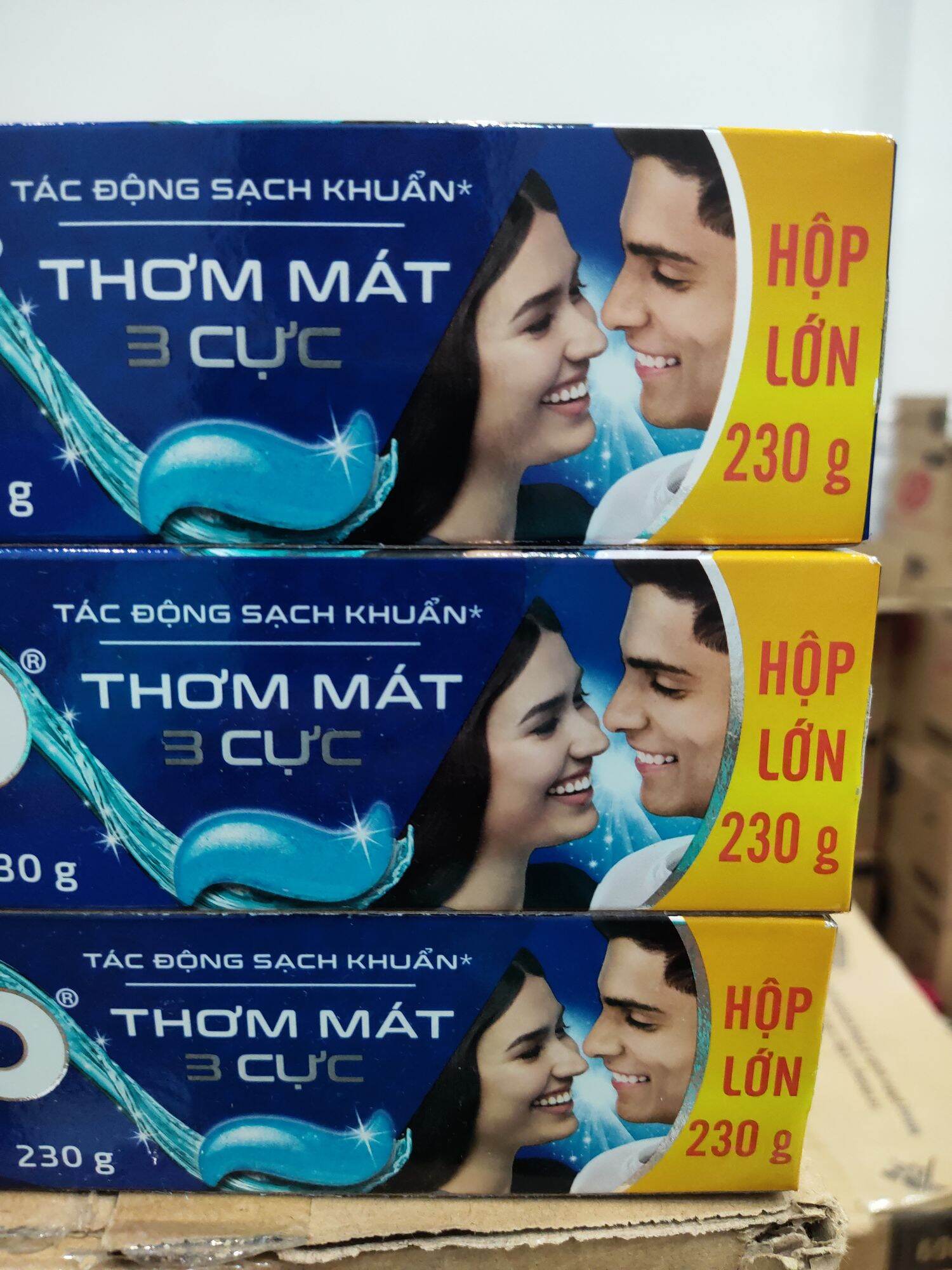 kem đánh răng closeup băng tuyết (2 cây x 230g)