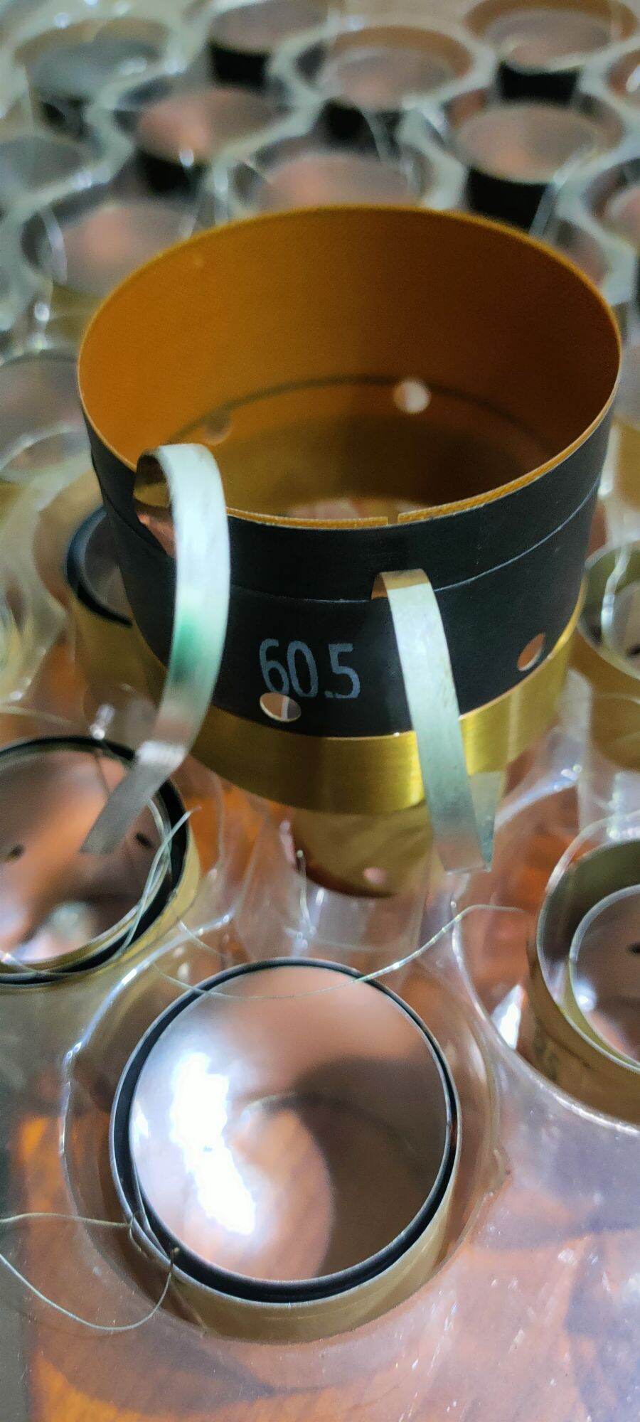 Côn loa 60.5 dây dẹt