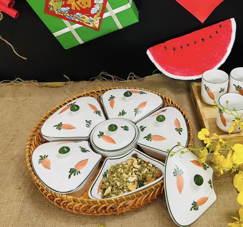 Khay mứt Tết. Gốm sứ Bát Tràng.