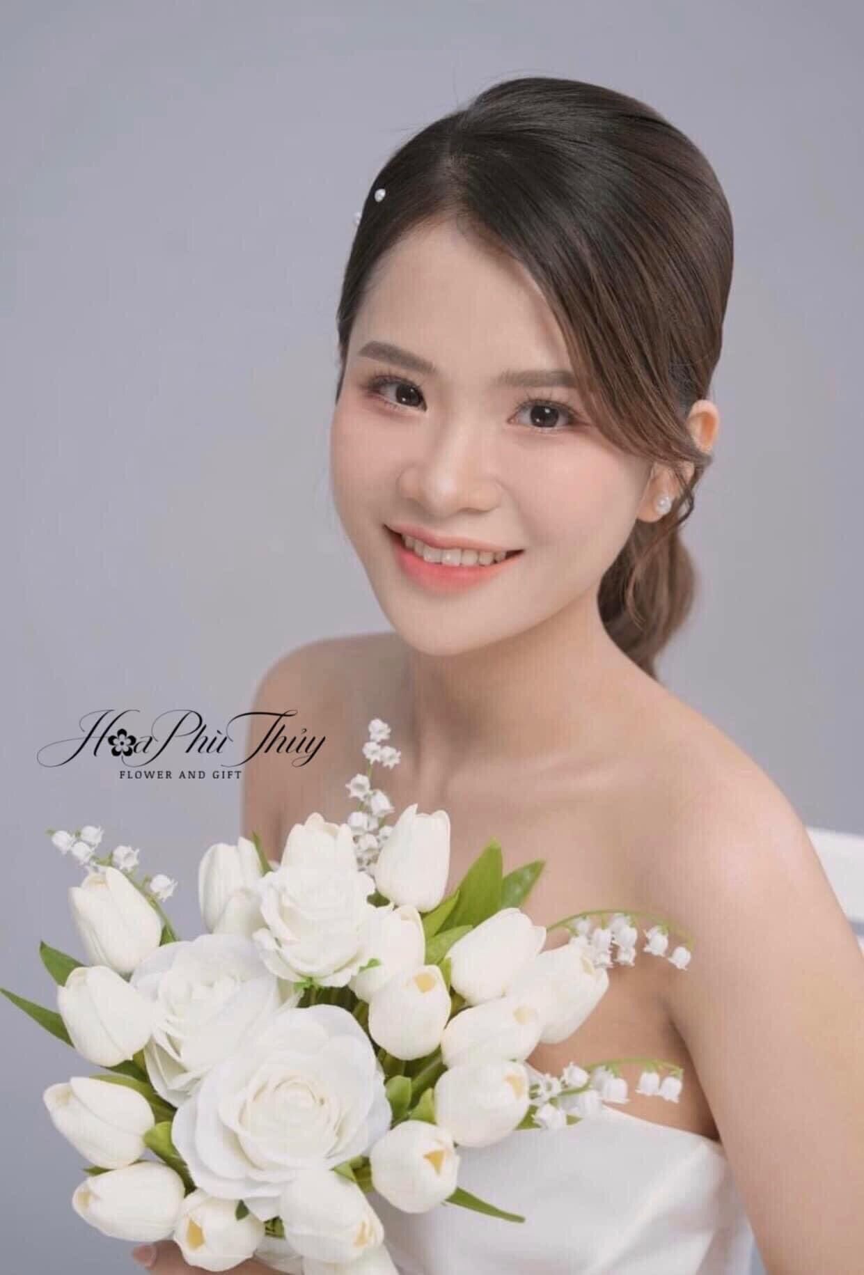 Hoa cưới cầm tay cô dâu bằng lụa cao cấp
