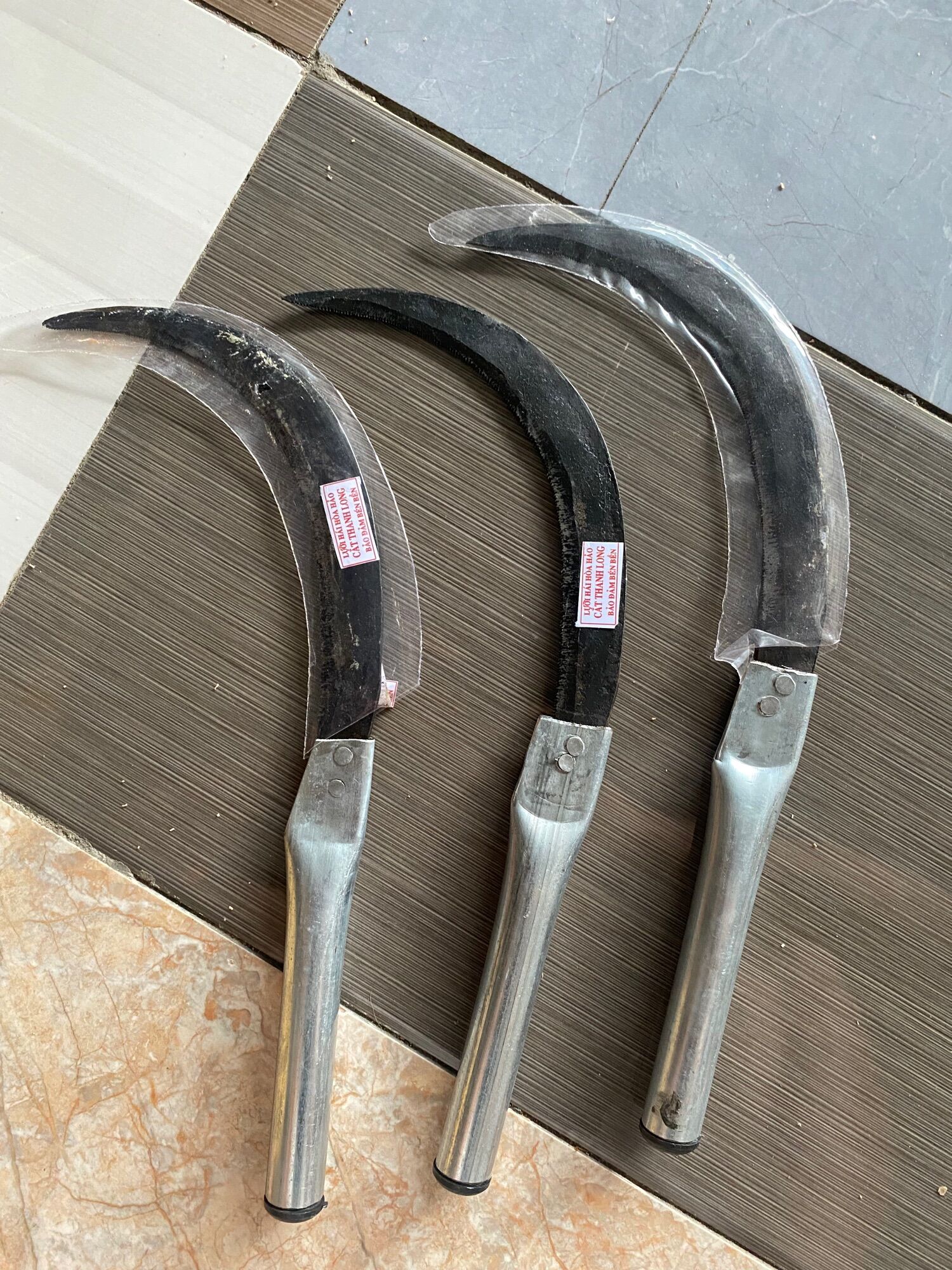 Liềm cắt cỏ cắt hanh long