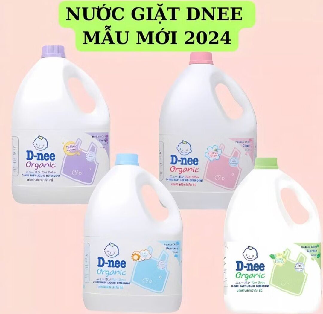 Nước giặt D-nee Organic màu mới 2024. Các chai dung tích lớn nhãn hiệu D-nee Organic màu sắc khác nhau: tím hồng xanh dương xanh lá.