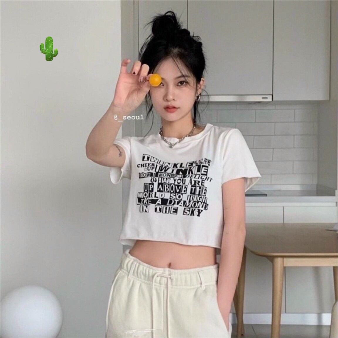 Áo croptop trắng đen chữ basic