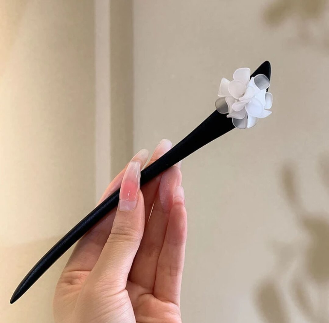 Trâm cài tóc gỗ  hoa nhí Vylee