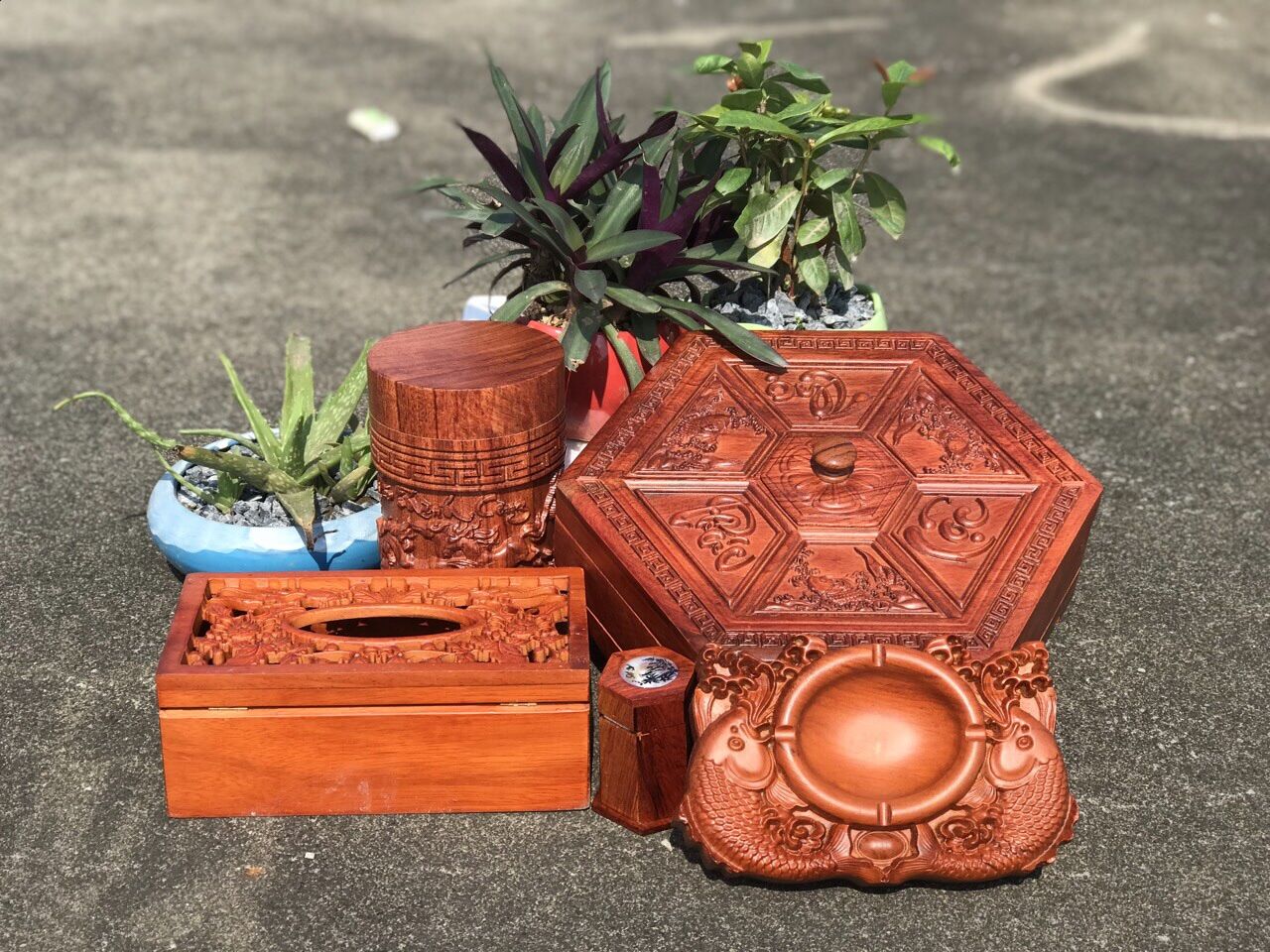 Bộ đồ gia dụng bao gồm : Khay đựng bánh kẹo ngày tết, Hộp đựng chè cao cấp, Hộp giấy ăn long phụng, Gạt tàn song cá chép và lọ đựng tăm cho ngày lễ tết , sinh hoạt hàng ngày